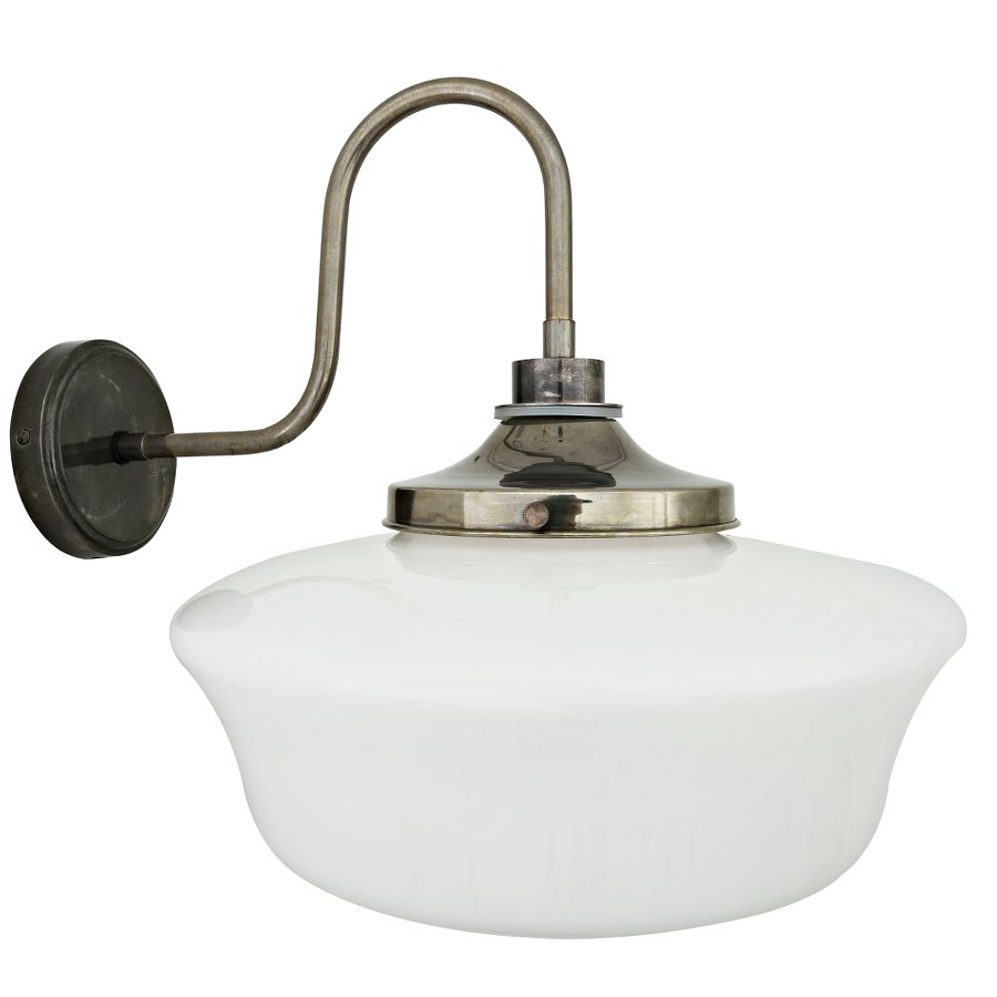 Schwanenhals-Wandlampe mit gestuftem Opalglasschirm, IP44: Schwanenhals-Wandlampe mit gestuftem Opalglasschirm, IP44; Messing alt-silbern patiniert