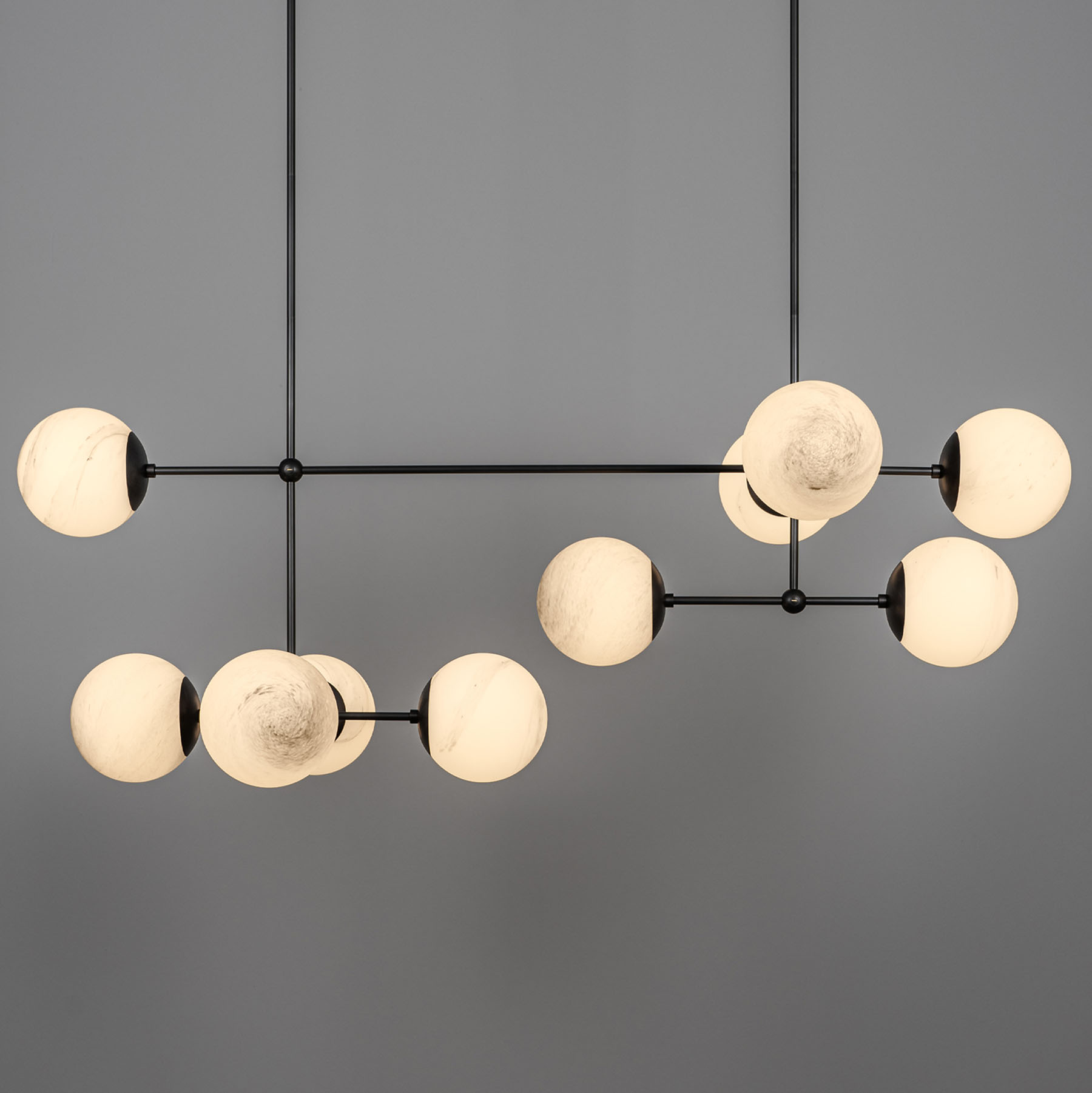 Moderner Glaskugel-Hängeleuchter ARMSTRONG LINEAR mit 10 Brennstellen Moderner Glaskugel-Hängeleuchter ARMSTRONG LINEAR mit 10 Brennstellen