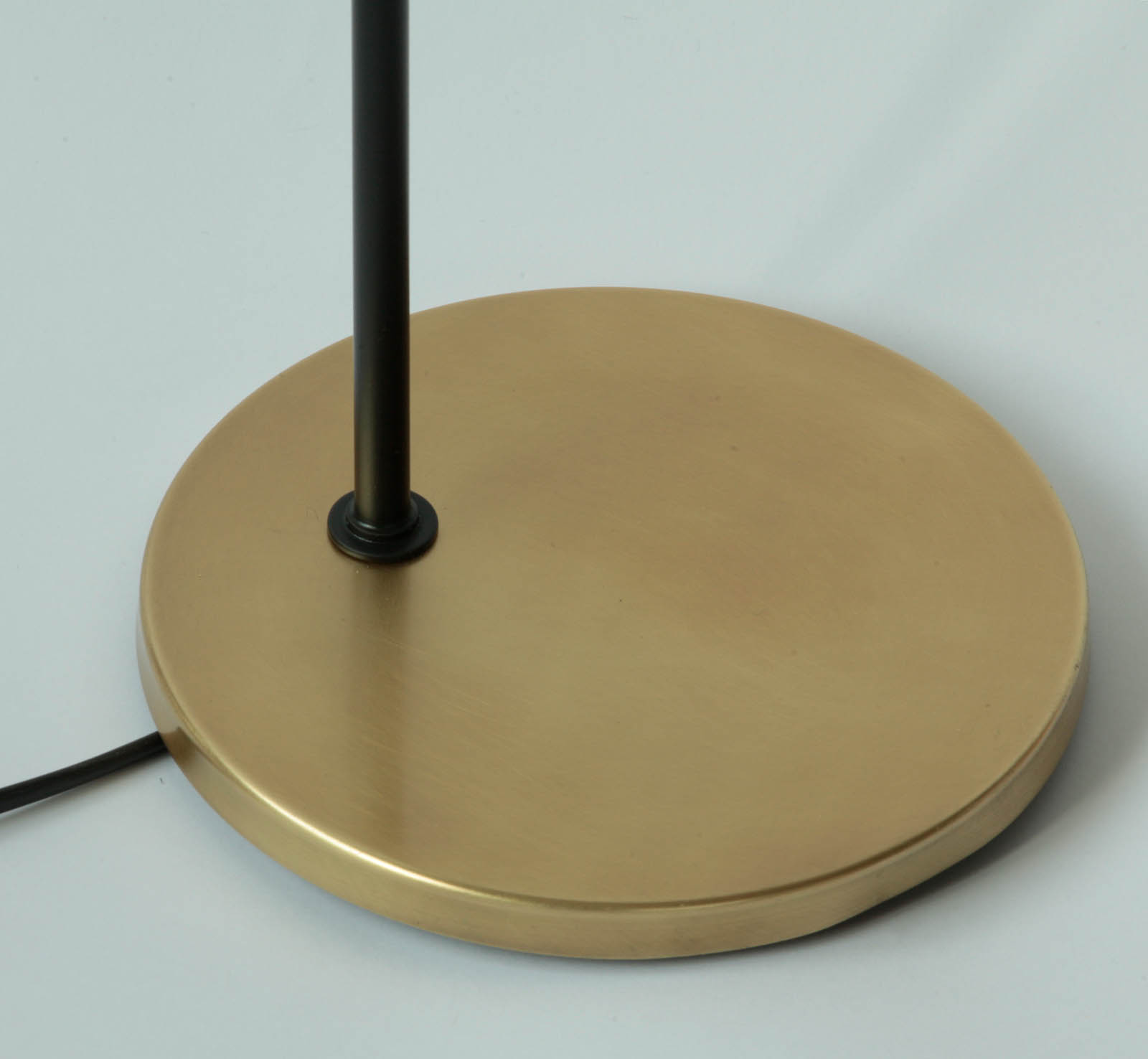 Exclusive brass floor light with small shade SPRINTEUR: hier in 25/12 Schwarz+Messing patiniert