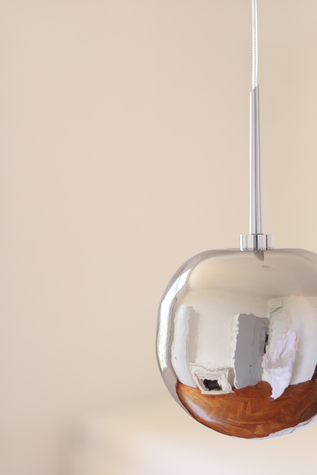 Fig. 4: Modell 2 in Chrom, ausgeschaltet Glänzendes Silber oder Gold: Glas-Hängeleuchte GALET in drei Größen: Modell 2 in Chrom, ausgeschaltet