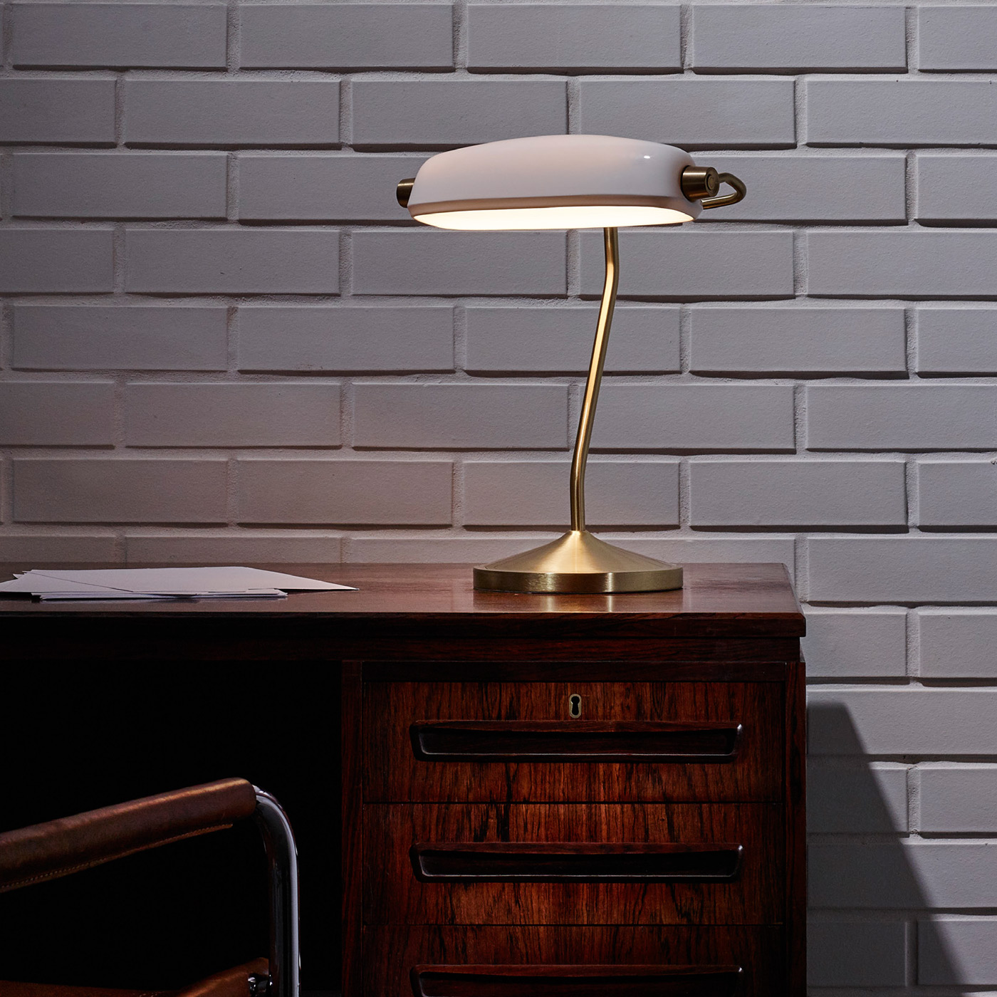 Englische „Banker's Lamp“-Tischleuchte mit Porzellanschirm, Bild 2