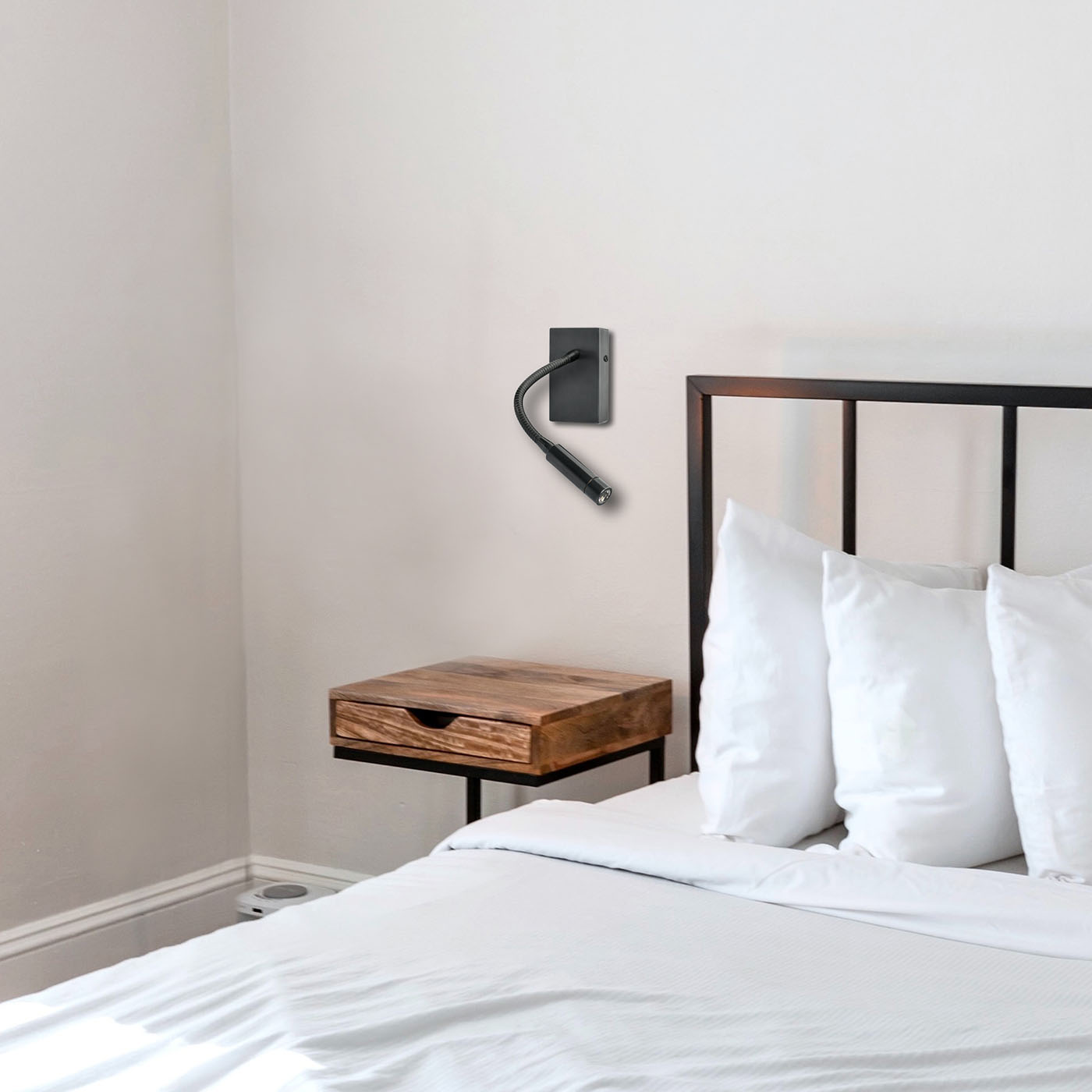 Moderne Leseleuchte mit Flexarm aus Messing AL43: Das Modell ohne Schalter in schwarz satiniert.