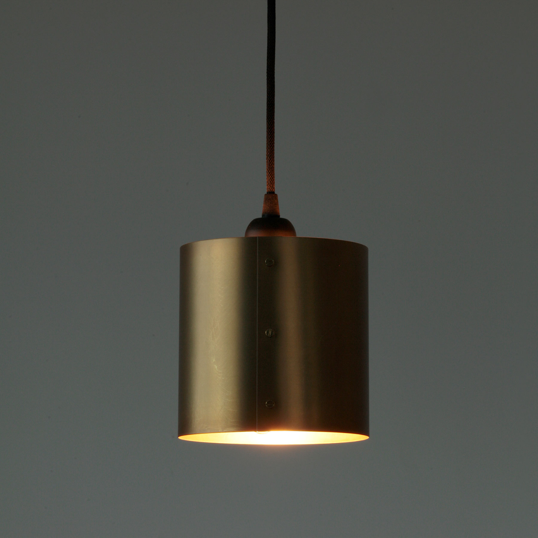Manufaktur-Pendelleuchte SVERP mit Zylinder-Schirm aus Messing, Ø 15–38 cm, Bild 4 Manufaktur-Pendelleuchte SVERP mit Zylinder-Schirm aus Messing, Ø 15–38 cm, Bild 4