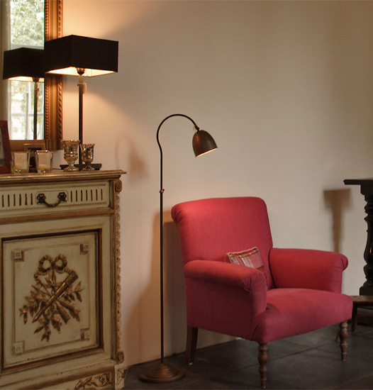 Bild 5: Ideal als Lese-Stehlampe neben einem gemütlichen Lesesessel GARDE Stehlampe mit kleinem Kupferschirm: Ideal als Lese-Stehlampe neben einem gemütlichen Lesesessel