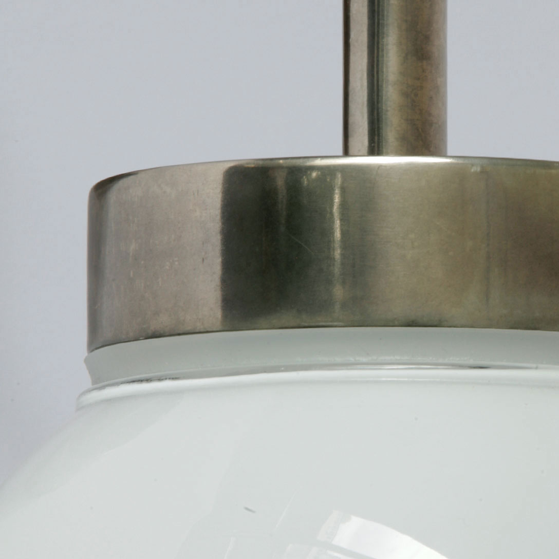 Moderne Badezimmer-Wandlampe mit Glaskugel, IP65: Messing alt-silbern patiniert, opales Glas