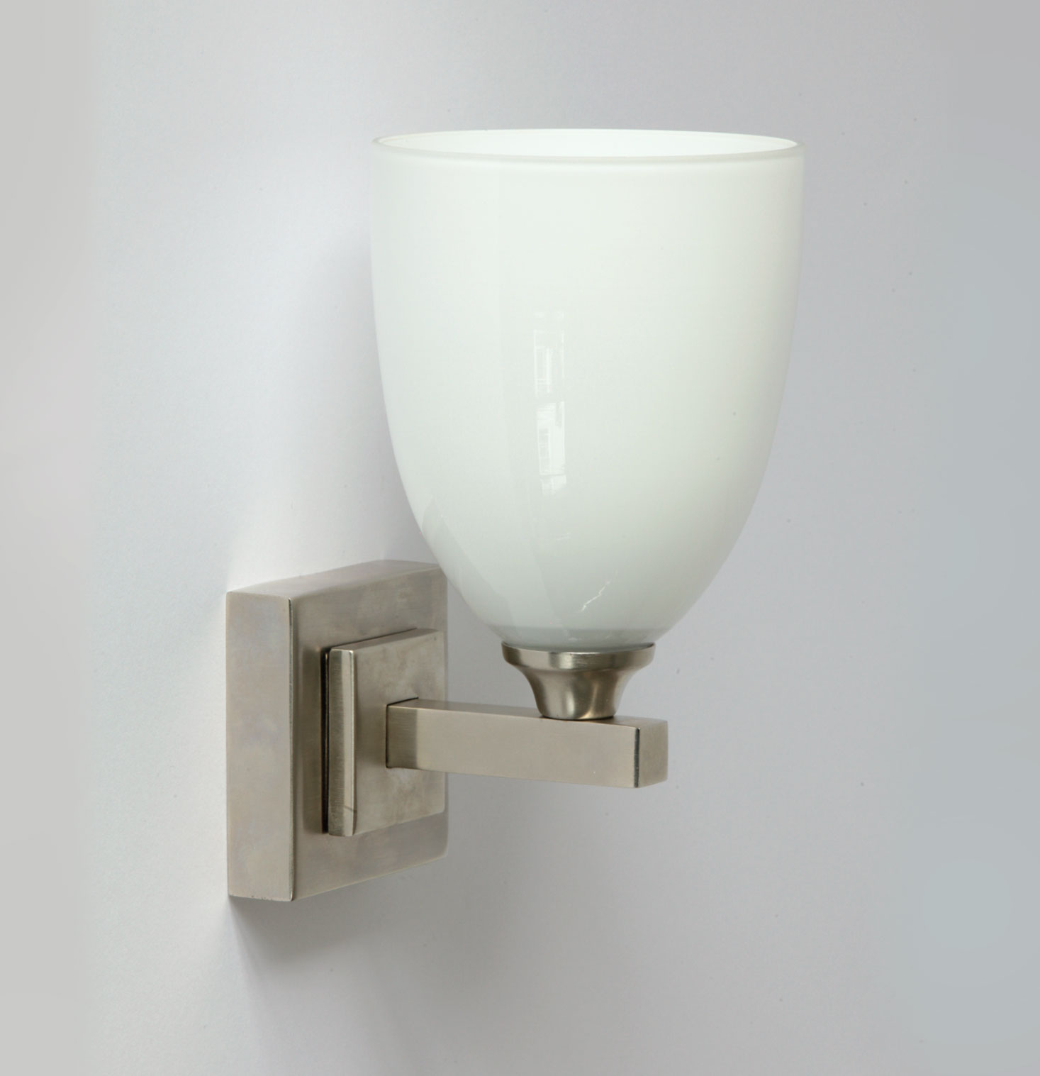 Elegante kleine Badspiegel-Leuchte mit Becher-Glasschirm nach oben