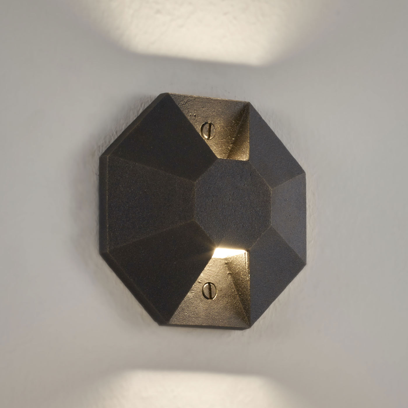 Wandfluter OCTO aus Messingguss mit 1, 2 oder 3 Öffnungen Wandfluter OCTO aus Messingguss mit 1, 2 oder 3 Öffnungen