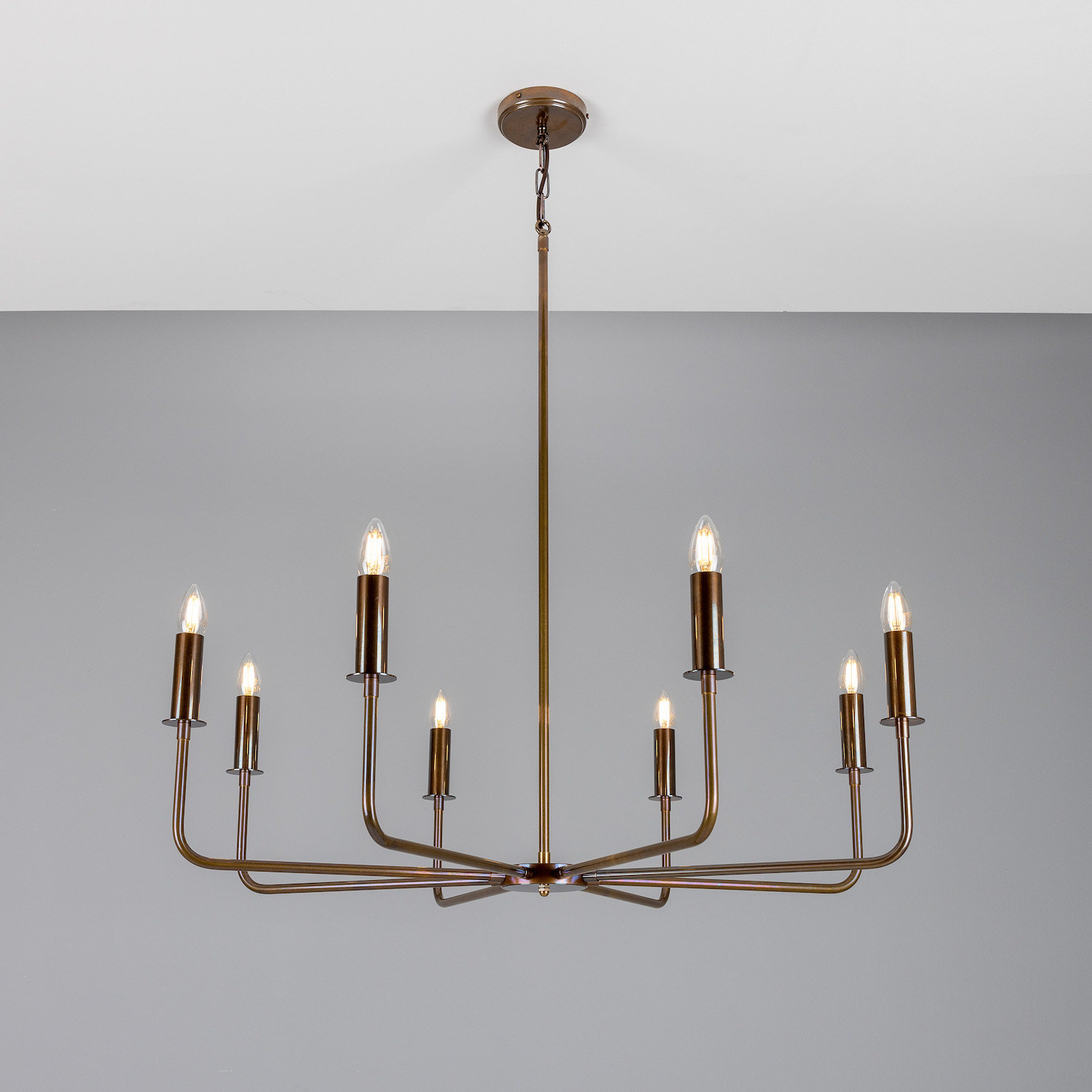 Modern Eight-Light Chandelier: Alt-Messing patiniert