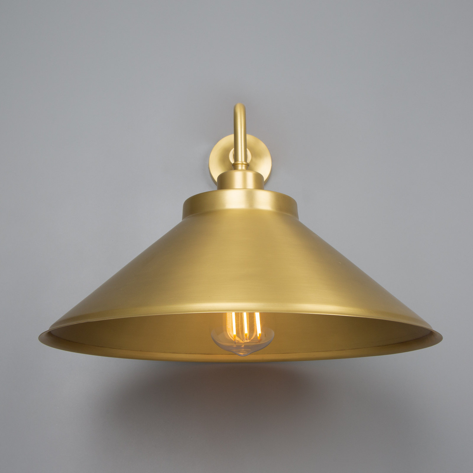 Nostalgic brass wall sconce with brass coolie shade: Messing satiniert