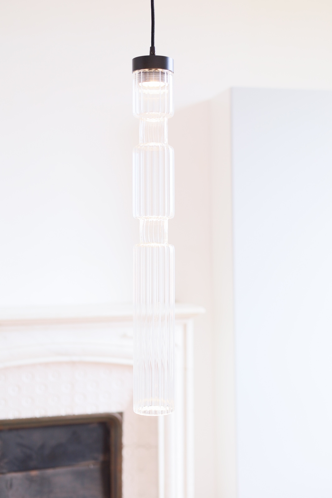 Bild 7: Modell 2 (Größe M) mit klarem Glas Schmale Glasröhren-Leuchte SAGANO, vier Größen: Modell 2 (Größe M) mit klarem Glas