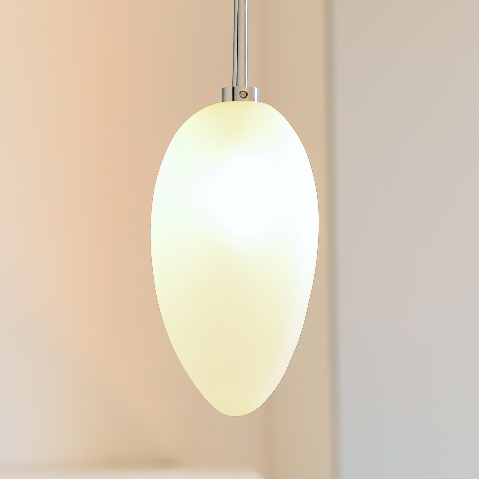 Bild 7: Auf Anfrage ist das Modell auch mit weißlichem Glas erhältlich. Handgearbeitete Hängeleuchte mit Glasfäden: Auf Anfrage ist das Modell auch mit weißlichem Glas erhältlich.