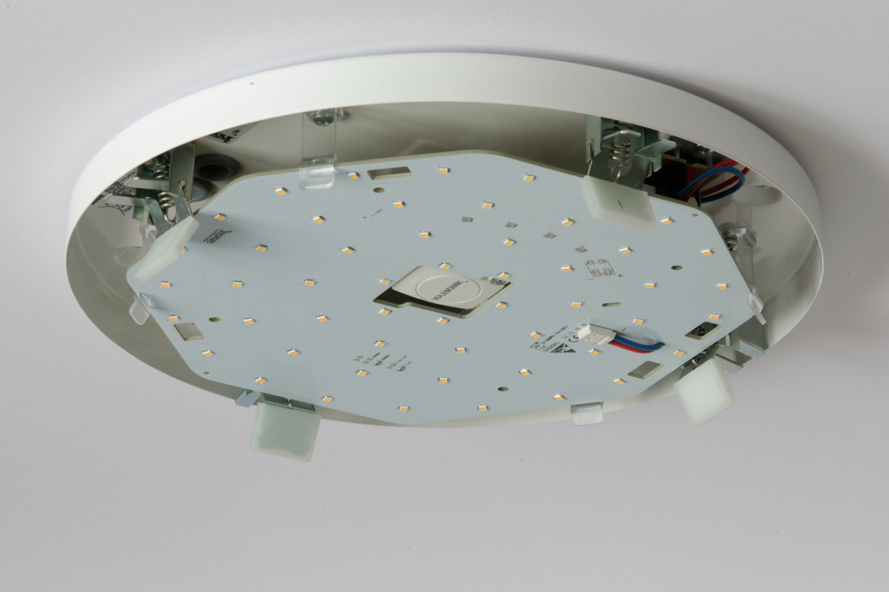 Runde gewölbte Opalglas-Deckenleuchte ELLA, Ø 22–49 cm: Deckenteil Größe M mit LED-Modul, hier mit zentral integriertem Bewegungsmelder (auf Anfrage)
