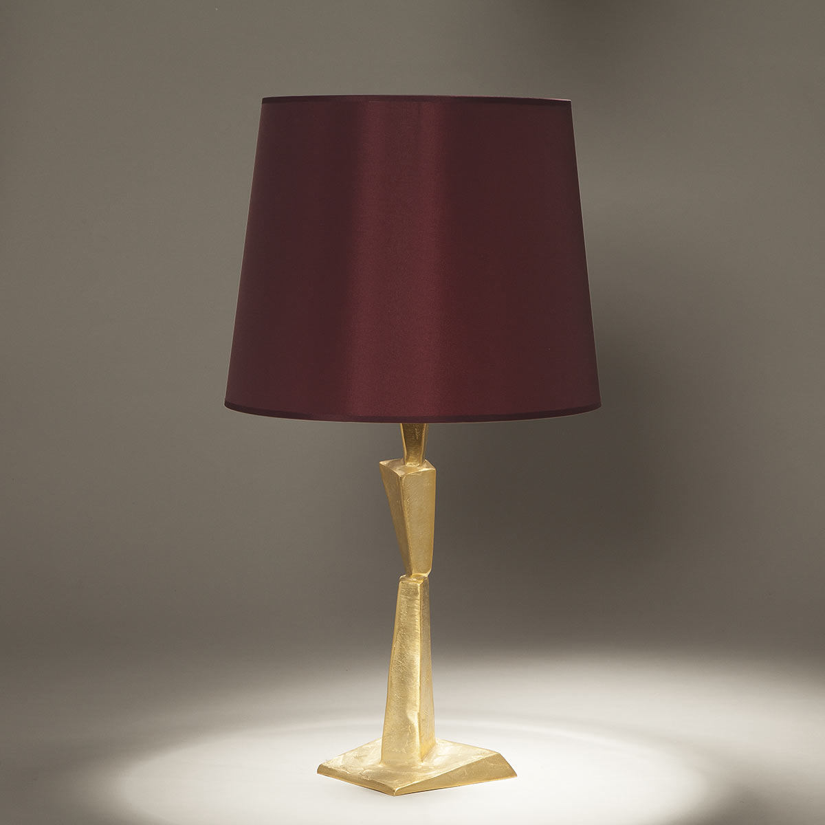 Bronzeguss-Tischleuchte CUBIST mit Stoffschirm Bronzeguss-Tischleuchte CUBIST mit Stoffschirm