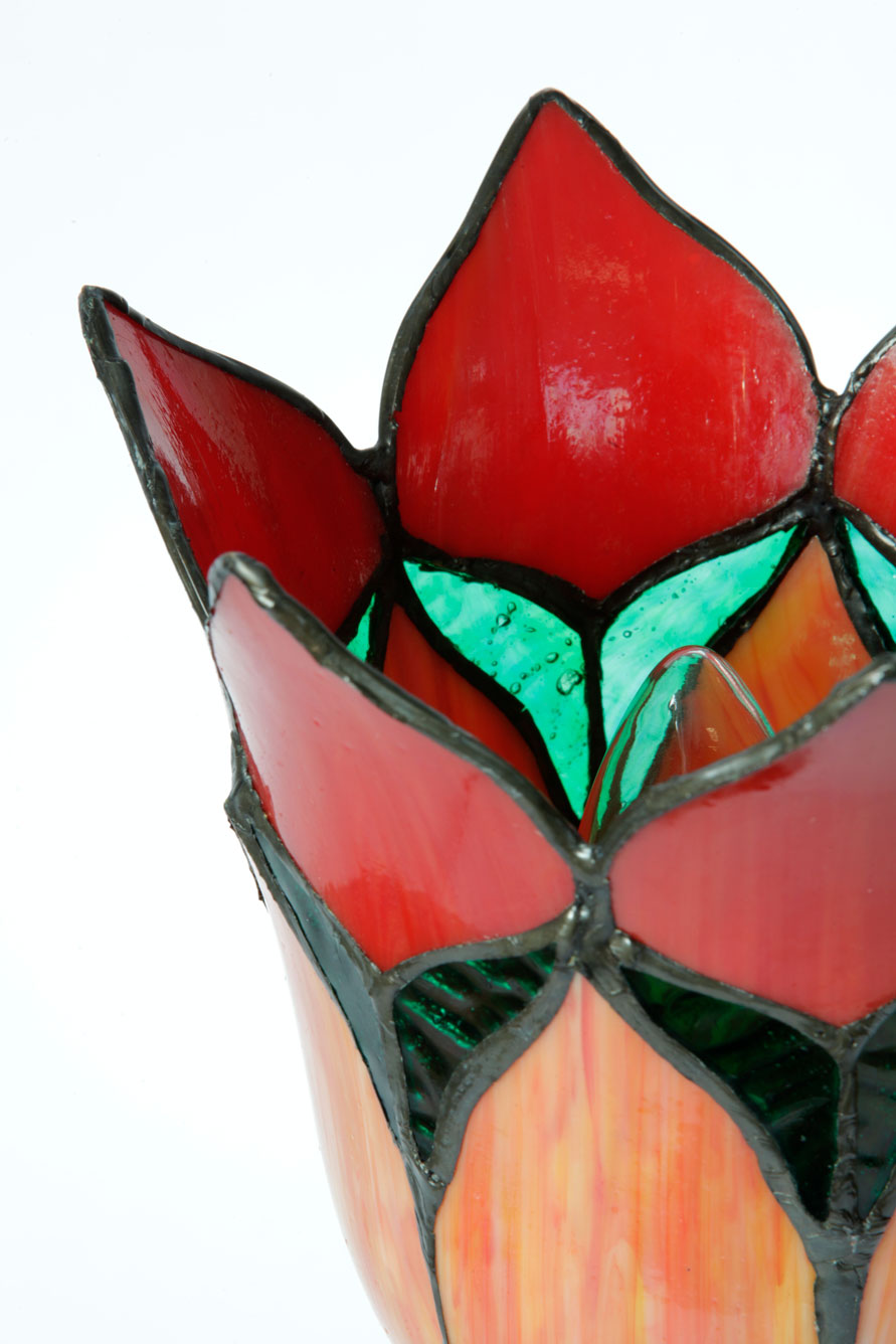 Kleine Tischleuchte mit rotem Blüten-Schirm aus Tiffany-Glas, Bild 4 Kleine Tischleuchte mit rotem Blüten-Schirm aus Tiffany-Glas, Bild 4