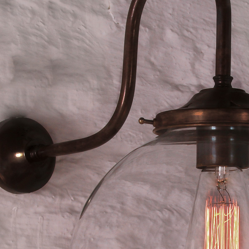 Wandleuchte mit Glaskugel (opal/klar, Ø 20–25 cm) am Schwanenhals-Arm: Eindrucksvolles Licht durch Einsatz einer Edison-Glühfadenlampe