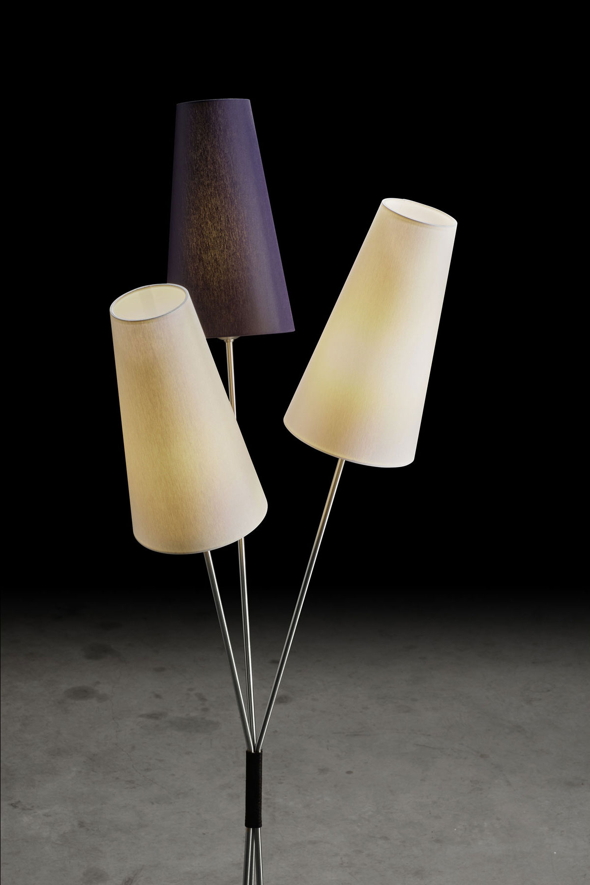 FIFTIES – Stehlampe im 50er Jahre-Look mit drei Schirmen im Bündel, viele Farben: Gestell in Nickel matt, Schirme in Hellgrau, Dunkelblau, Weiß