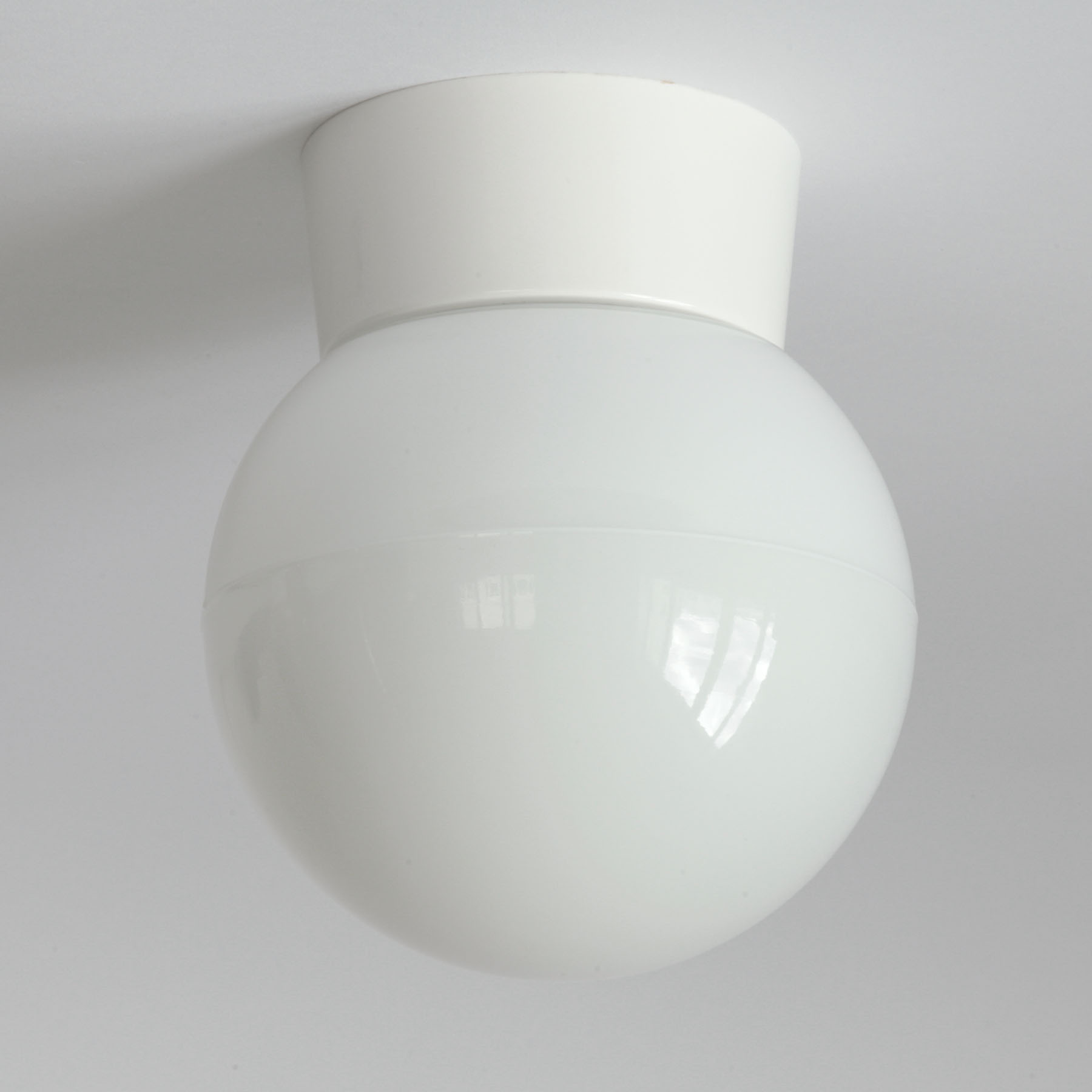 Bild 2: Kleine Deckenleuchte mit opaler Glaskugel Ø 15 cm auf nostalgischem Bakelit-Sockel Einfache Kugel-Deckenleuchte mit weißem Bakelit-Sockel, Ø 15 cm: Kleine Deckenleuchte mit opaler Glaskugel Ø 15 cm auf nostalgischem Bakelit-Sockel
