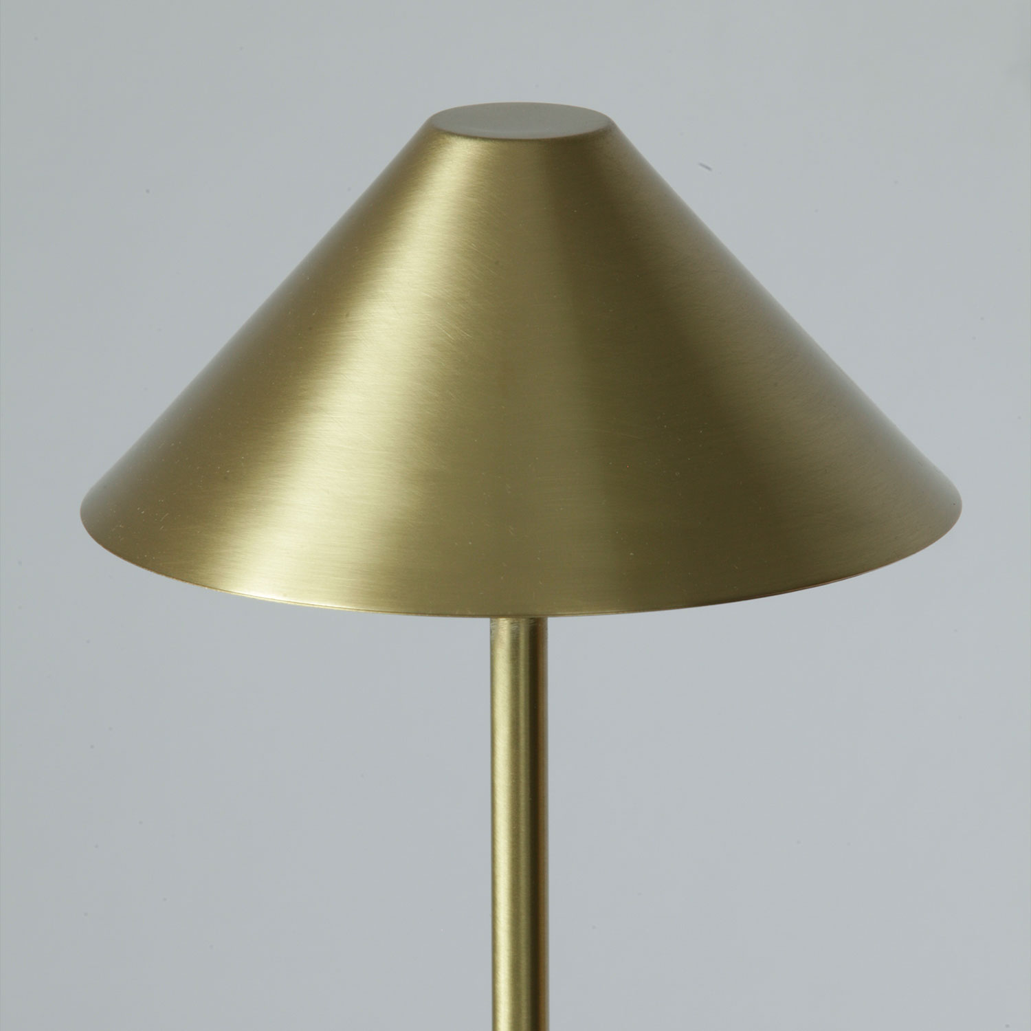 Schlanke Schirm-Stehlampe aus Messing – Casa Lumi
