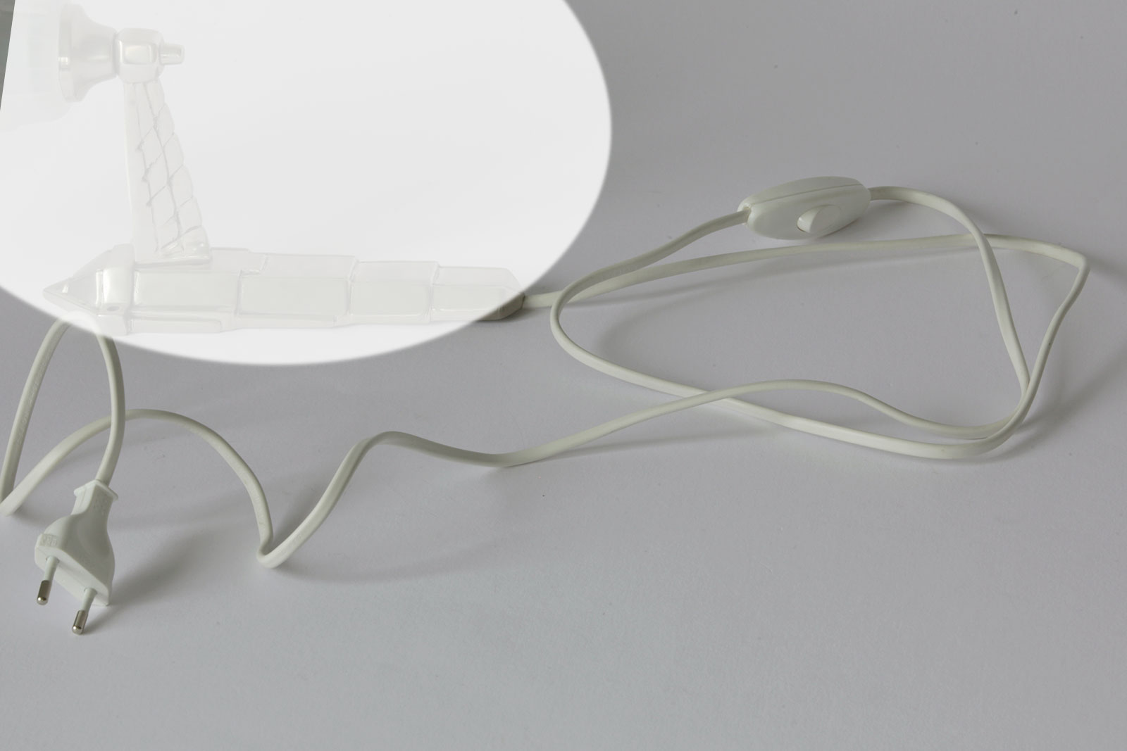 Wandleuchte mit sechsseitigem kannelierten Opalglas: Inklusive weißem 170 cm-PVC-Kabel mit Schalter nach ca. 70 cm und Stecker.