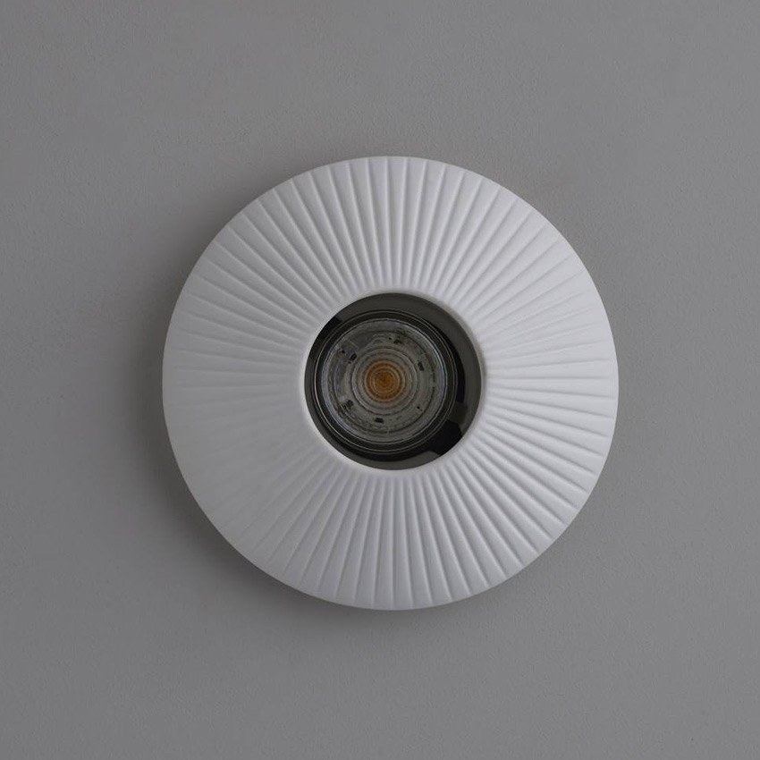 Einbau-Deckenspot mit dekorativem Keramik-Schirm SOPRA DOWNLIGHT: Modell 2 des Porzellan-Deckenstrahlers (ausgeschaltet)
