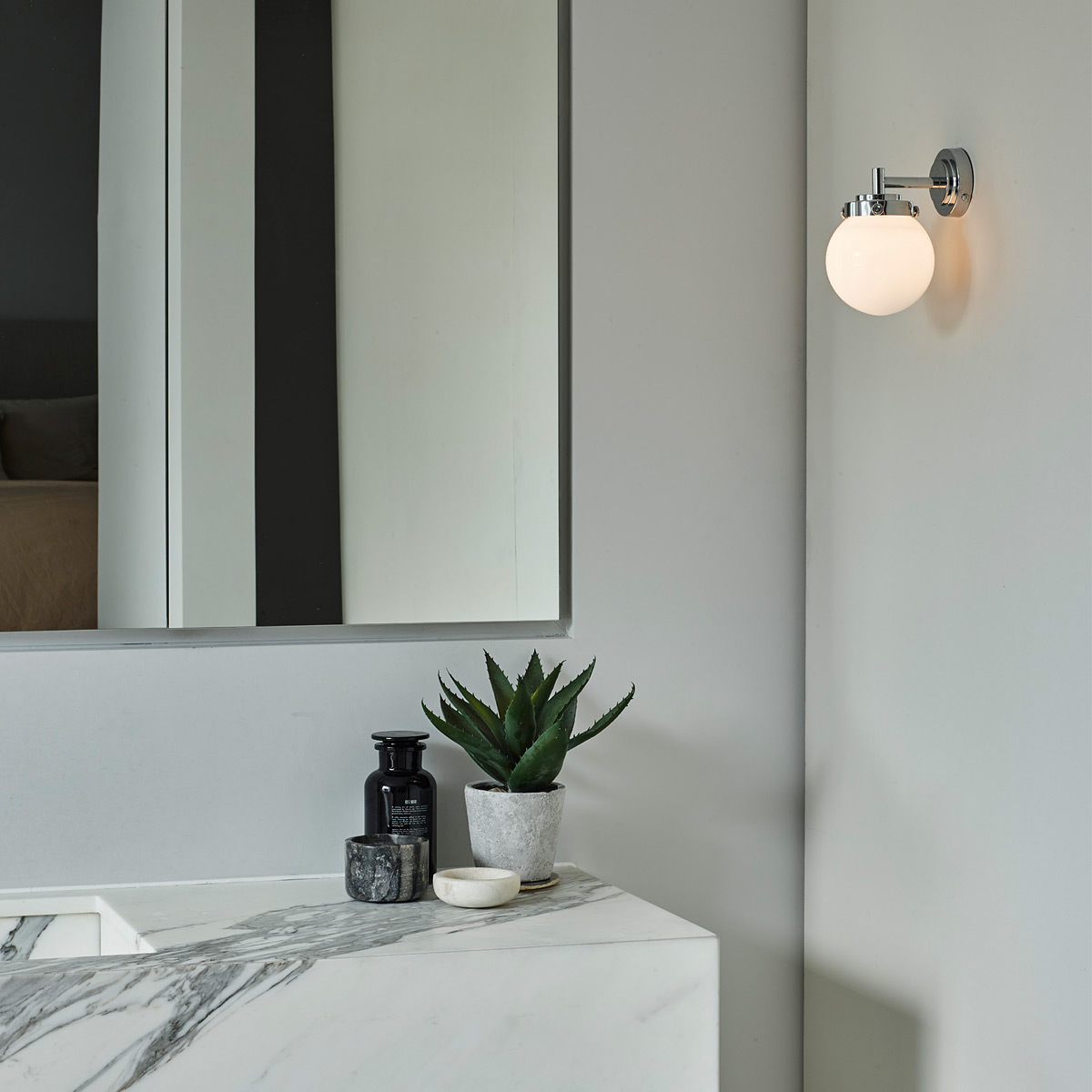 Kleine Glaskugel-Wandleuchte mit opalem Glas Ø 12 cm: Die kleine Kugel-Wandlampe ist ideal im Badezimmer in Spiegelnähe, wo gutes, doch diffuses Licht gewünscht wird