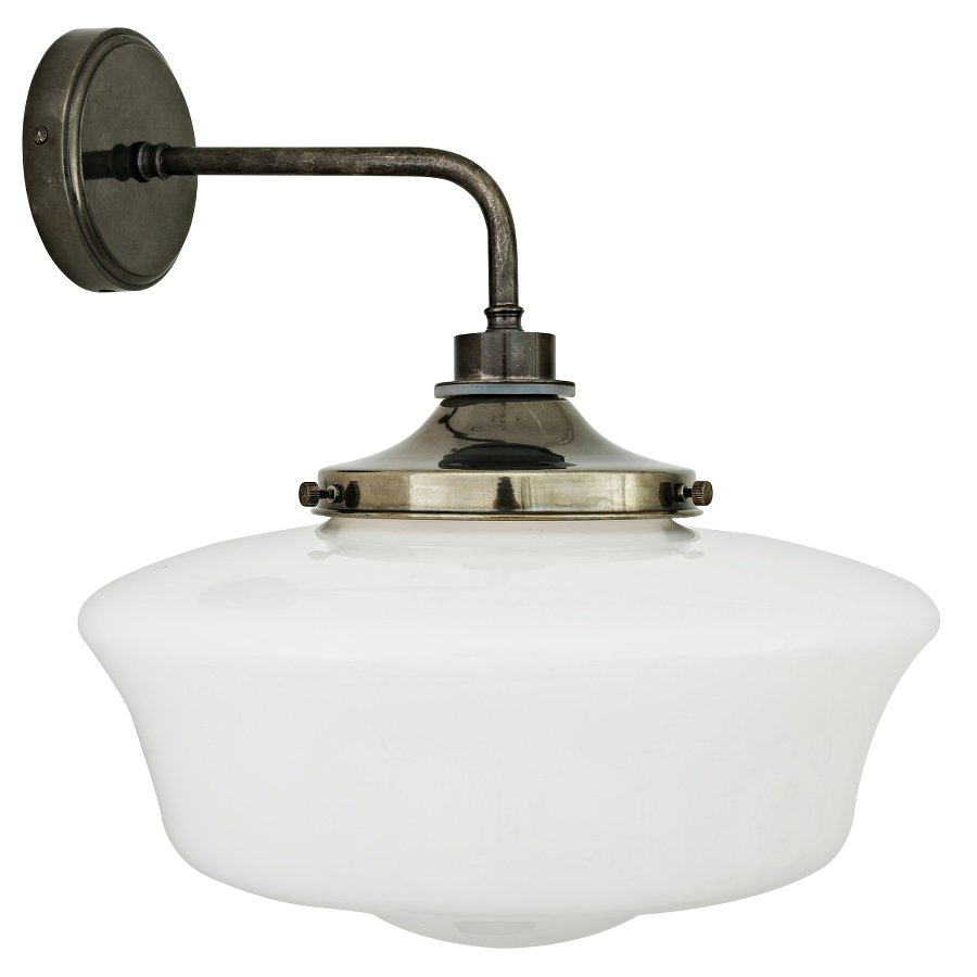 Wandlampe mit gestuftem Opalglasschirm, IP44: Wandlampe mit gestuftem Opalglasschirm, IP44; Messing Alt-silbern patiniert
