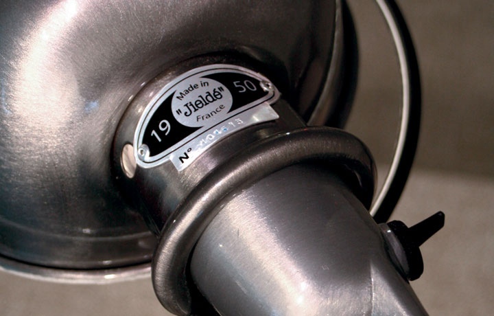 Bild 12: Der charakteristische Reflektorschirm (Stahl gebürstet) mit Kipp-Schalter Exklusive Jieldé-Tischleuchte mit gebogenem Arm C6000: Der charakteristische Reflektorschirm (Stahl gebürstet) mit Kipp-Schalter