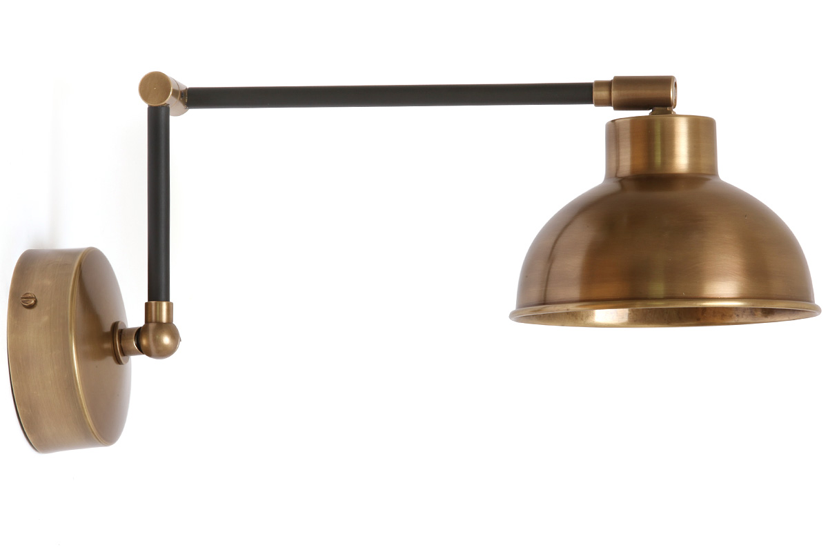Schwenkbare Wandlampe, z.B. als Leselampe am Bett: Die kleine Messing-Wandlampe kann auch „vertikal“ ausgerichtet und geschwenkt werden