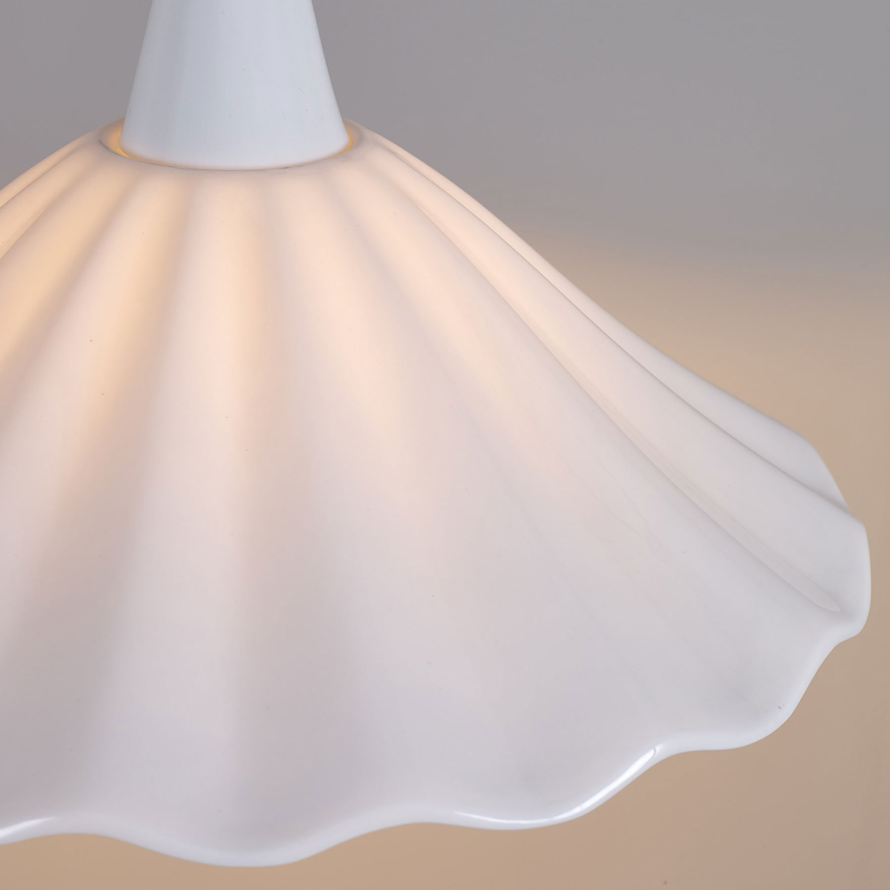 Tisch-Hängeleuchte mit gewelltem Porzellanschirm CHRISTIE 36, Bild 3 Tisch-Hängeleuchte mit gewelltem Porzellanschirm CHRISTIE 36, Bild 3