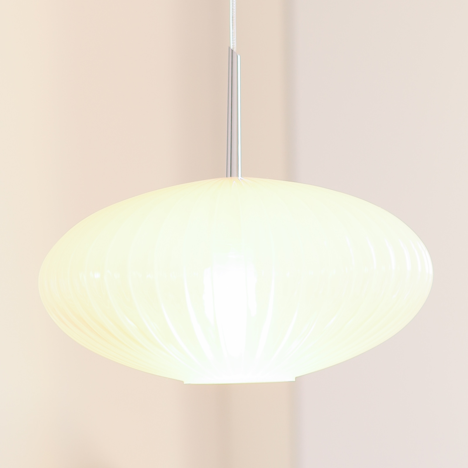 Bild 5: Auf Anfrage ist das Modell auch mit neblig-weißem Glas erhältlich. Elegante Hängeleuchte mit geripptem Klarglas: Auf Anfrage ist das Modell auch mit neblig-weißem Glas erhältlich.