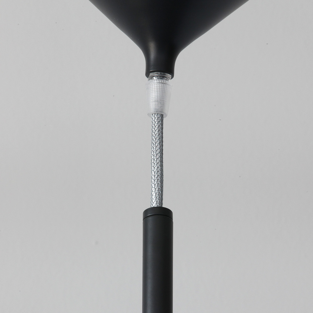 Große flache Designer-Pendelleuchte GINKO aus Schweden: Detail: Pendelrohr, Kabel (verkürzt) und Baldachin