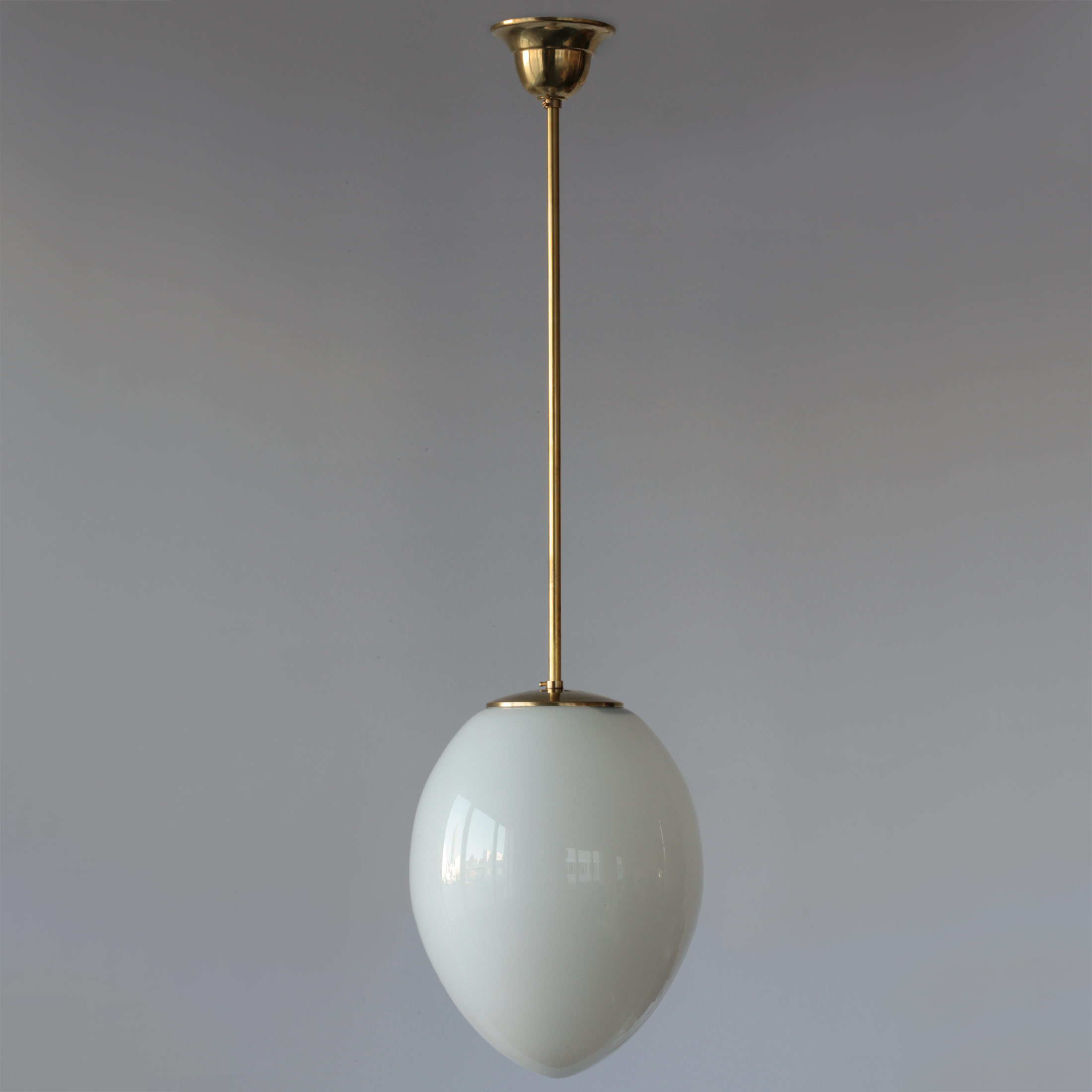 Nostalgische Stab-Pendelleuchte mit weißem, ovalem Glasschirm (Knospe / Ei): Die Standard-Gesamthöhe ist 85 cm, kann auf Anfrage aber abgeändert werden