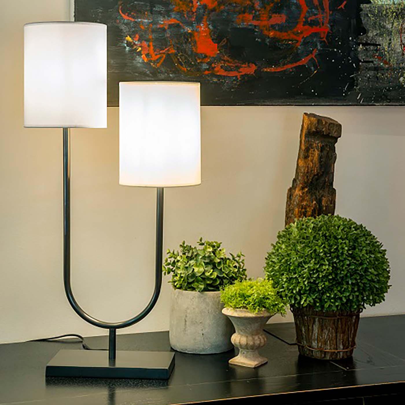 Zweiflammige Design-Tischleuchte mit zwei runden Stoffschirmen L201: Ausführung schwarz patiniert