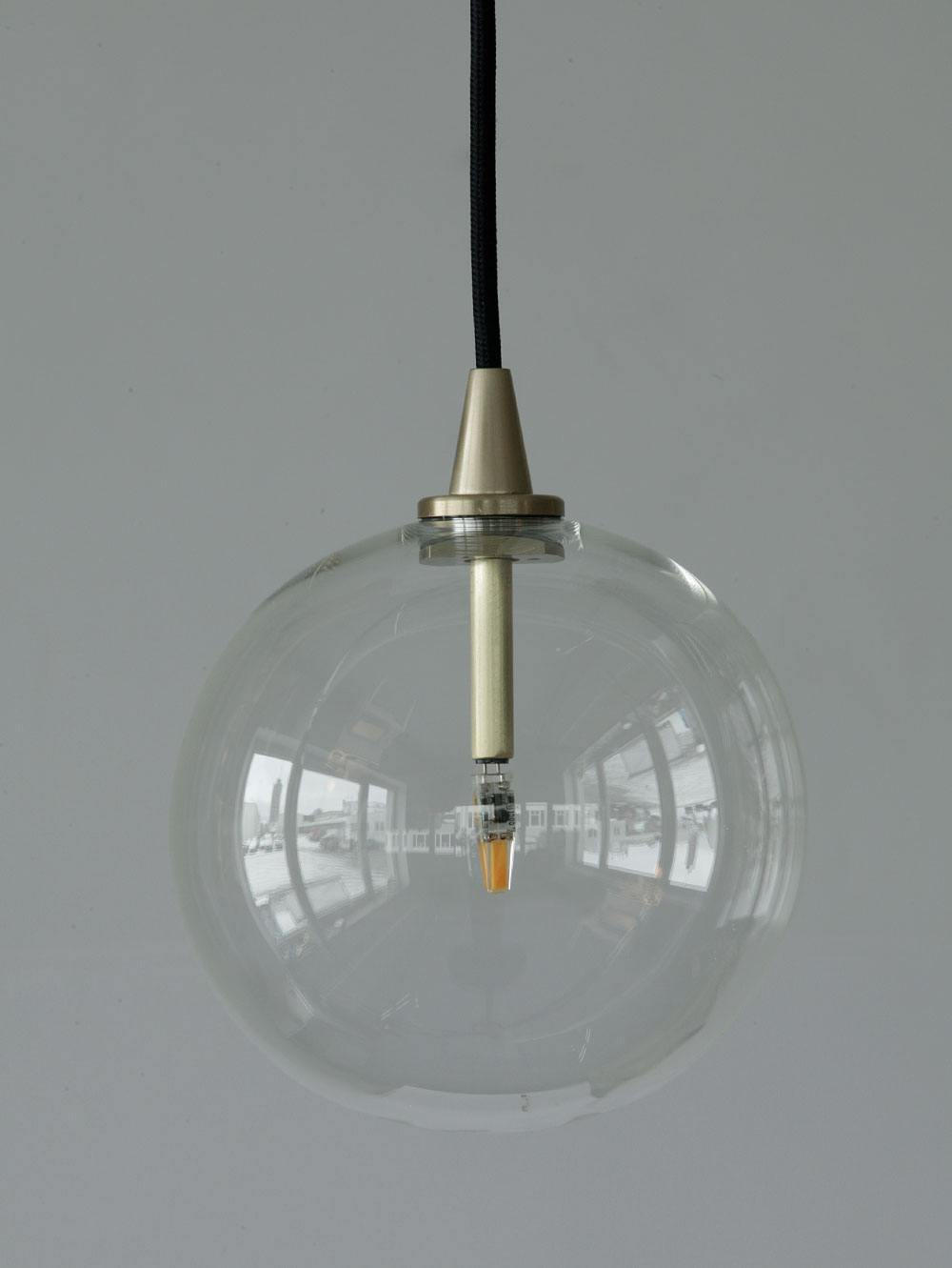 Kleine moderne Glaskugel-Hängeleuchte, Ø 15 cm: Kleines Modell: die Glaskugel-Hängelampe mit 15 cm Durchmesser