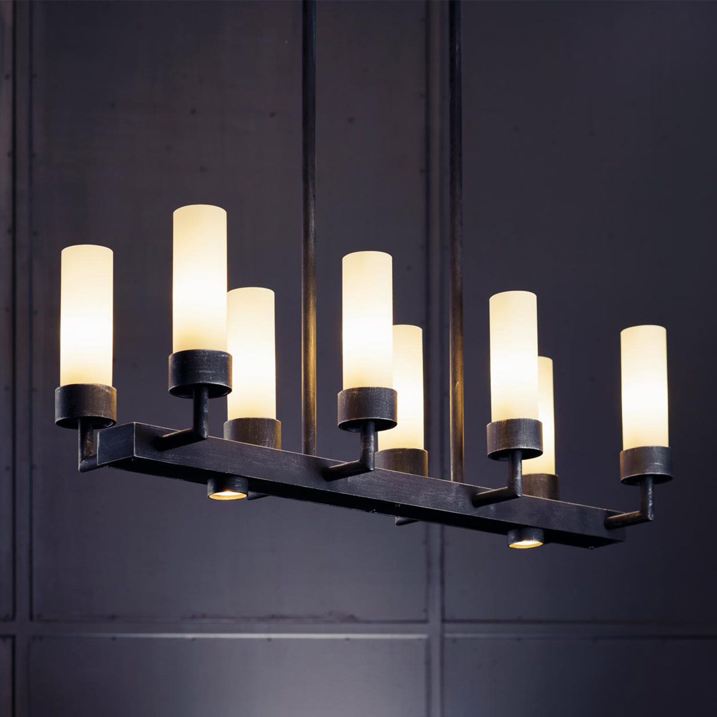 Geschmiedete Hängeleuchte mit 8 Brennstellen und Downlights HL2677 Geschmiedete Hängeleuchte mit 8 Brennstellen und Downlights HL2677