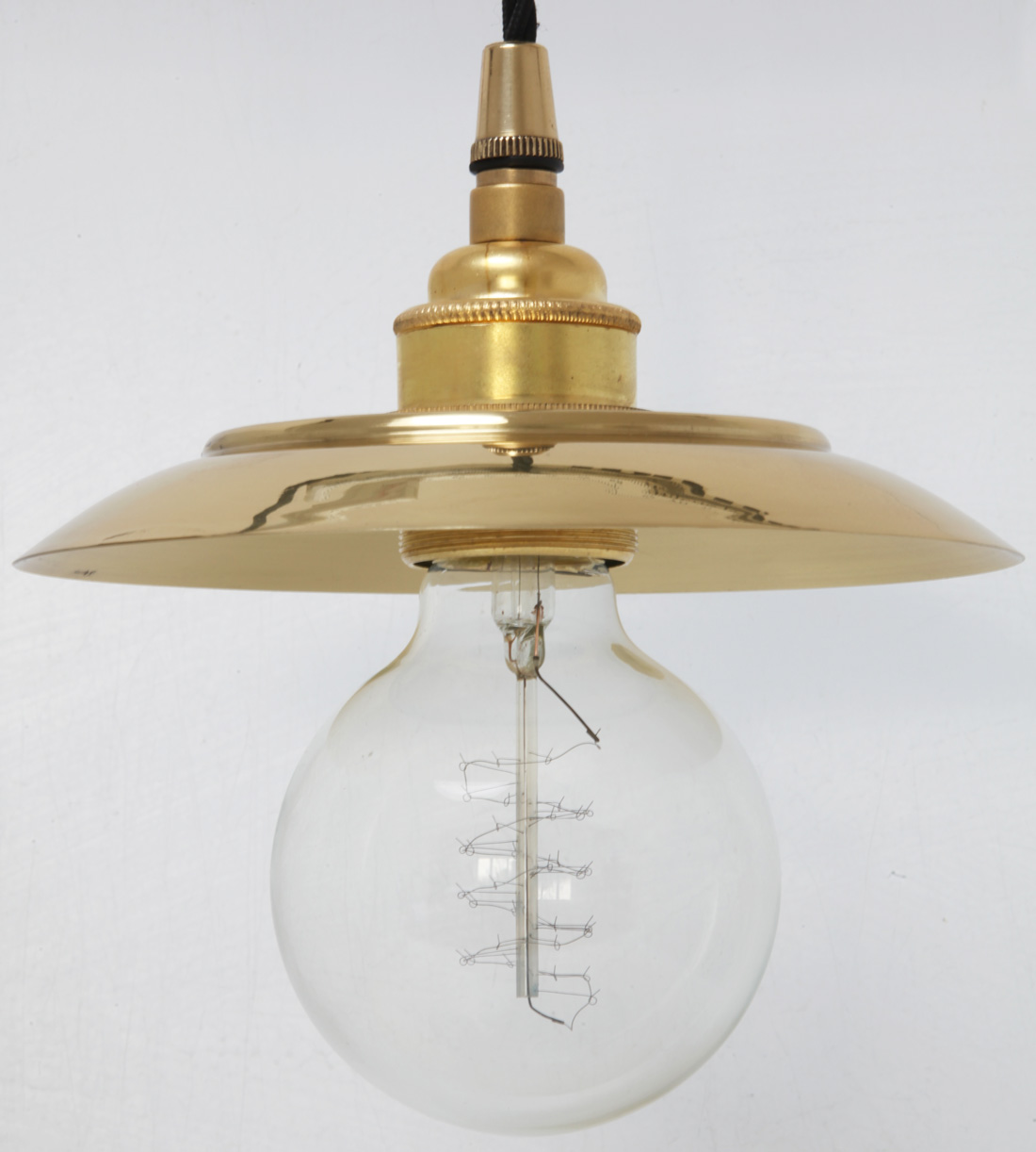 Einfache Fassungs-Hängeleuchte mit kleinem Schirmchen: Messing poliert, fotografiert mit "Globe"-Glühfadenbirne
