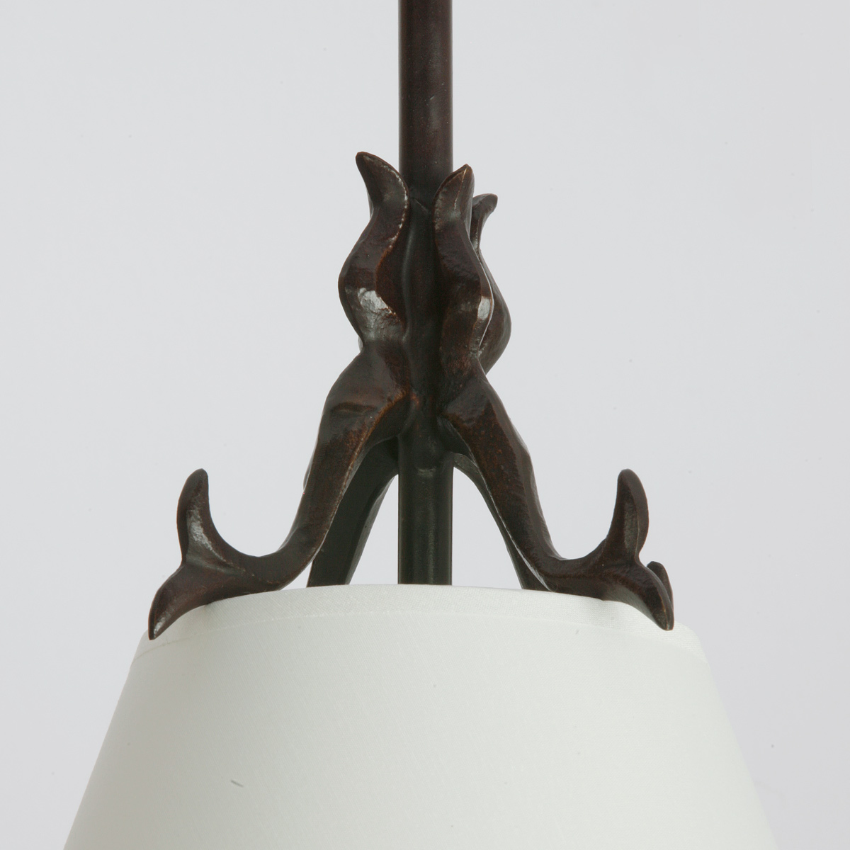 Bild 7: Bronze brüniert / Textilschirm: Luxury pierre Stabhängeleuchte VENISE: Bronzeguss mit verschiedenen Textilschirmen: Bronze brüniert / Textilschirm: Luxury pierre