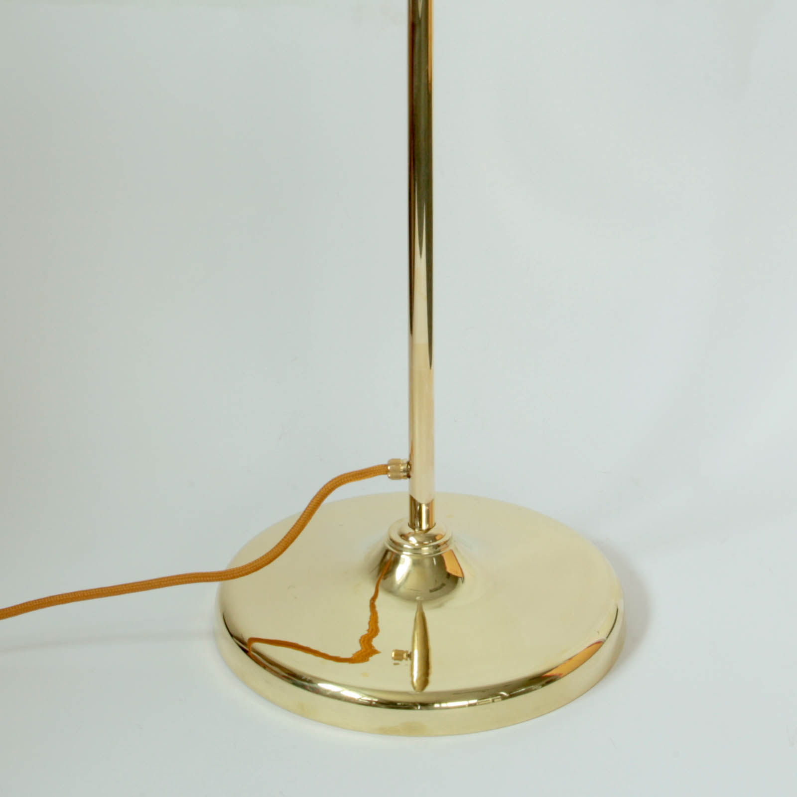 Art Deco Floor Lamp with Goblet Glass Shade: Messing poliert und lackiert