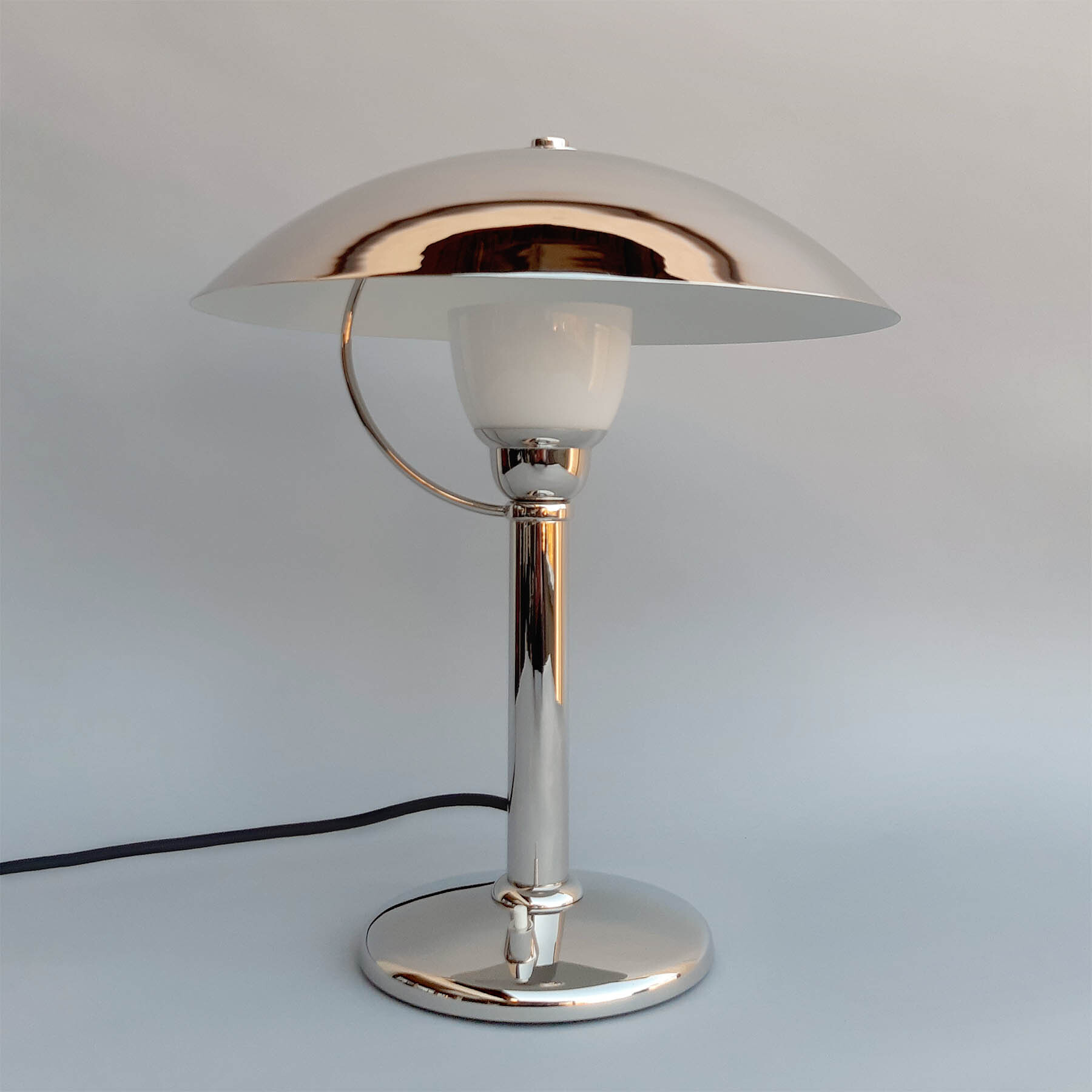 Elegante Art déco Tisch-Leuchte mit vernickeltem Schirm