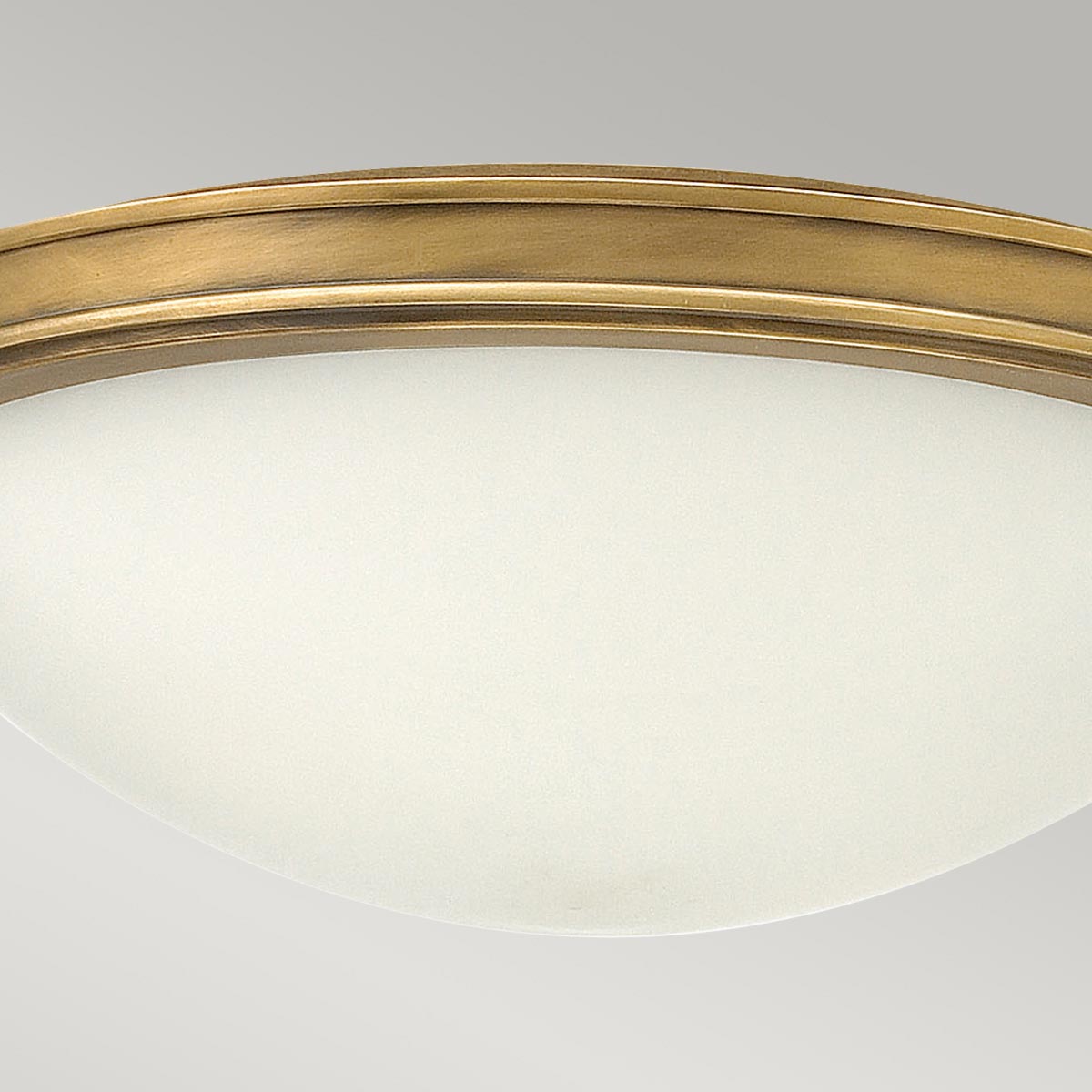 Flache Deckenleuchte in zeitlosem Design, Ø 48 cm: Das messingfarbene Modell.
