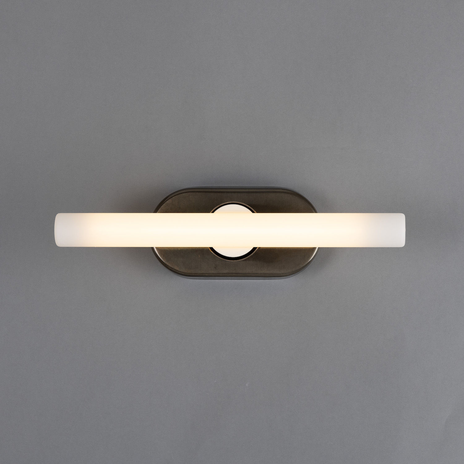 Minimalistische Wand- oder Spiegelleuchte aus Messing: Messing alt-silbern patiniert, Modell 1