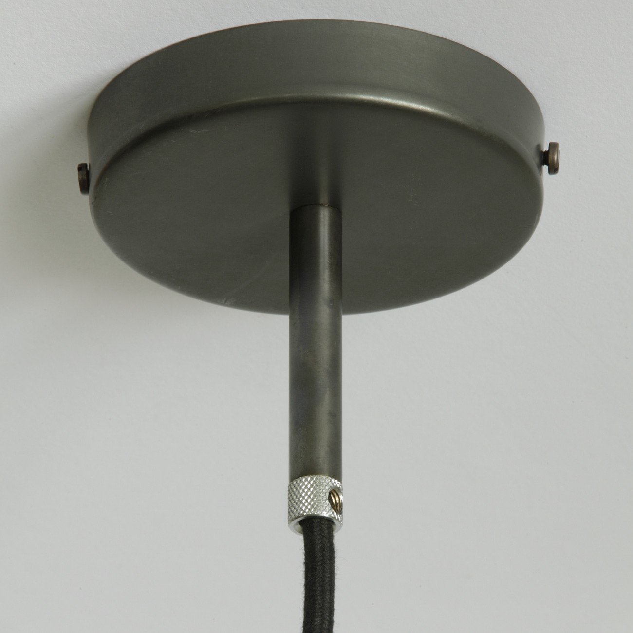Pendelleuchten mit dunklem Rauchglas-Zylinder BROMPTON: Schönes Deckenteil in dunkel patiniertem Messing mit Ø 105 mm