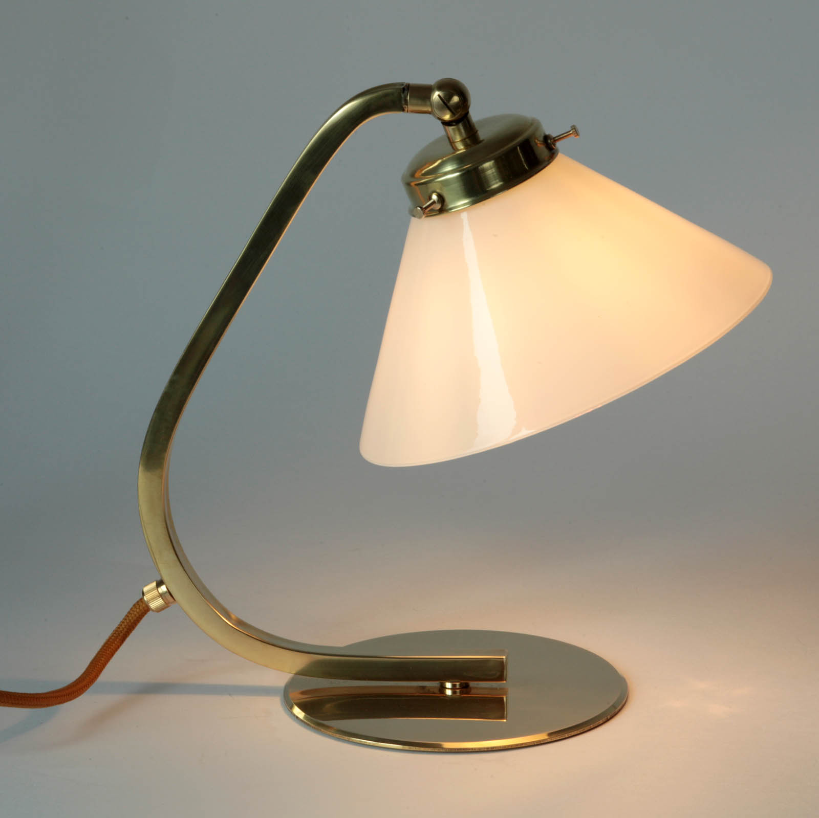 Small Table Lamp Made of Brass With Cone Shaped Shade: Messing poliert, unlackiert mit weiß glänzendem Glas