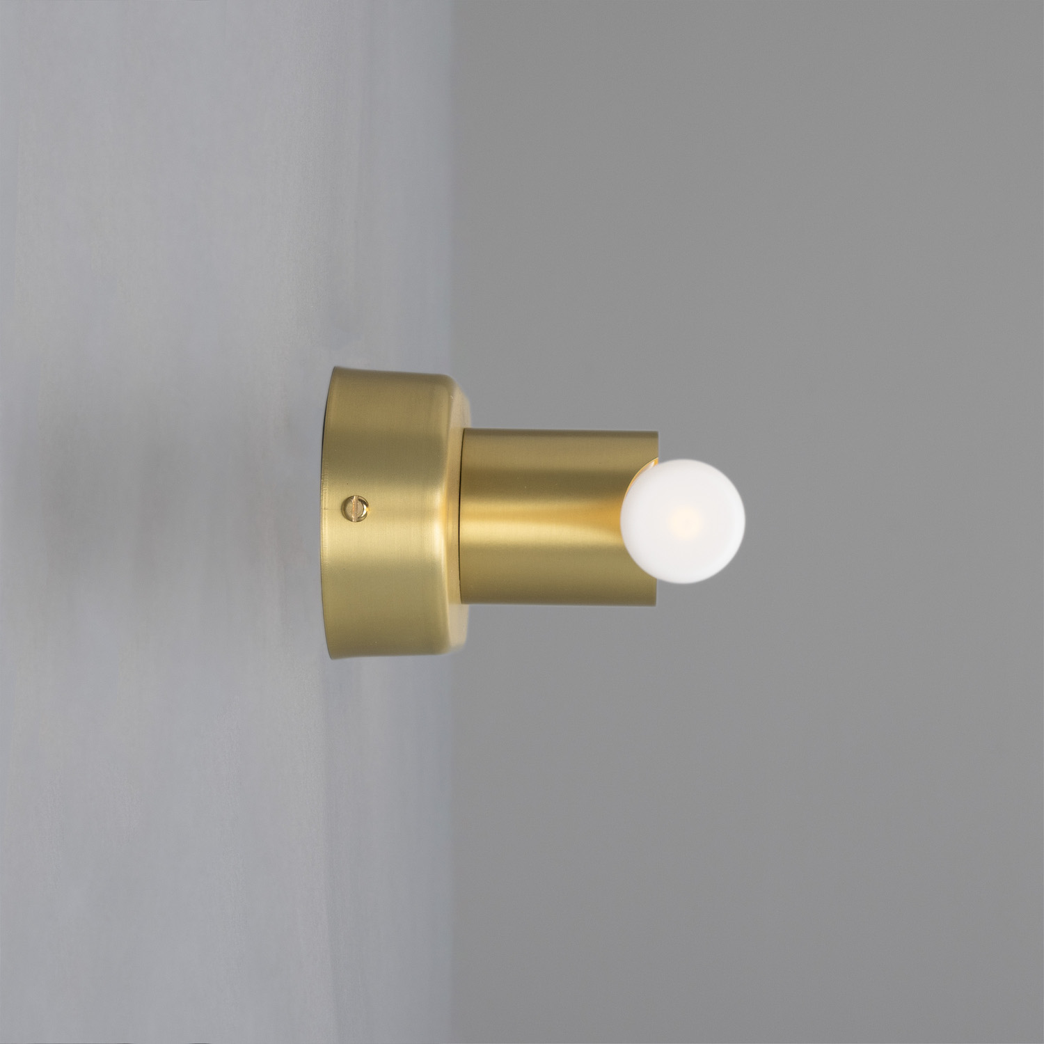 Minimalistische Wand- oder Spiegelleuchte aus Messing: Messing satiniert