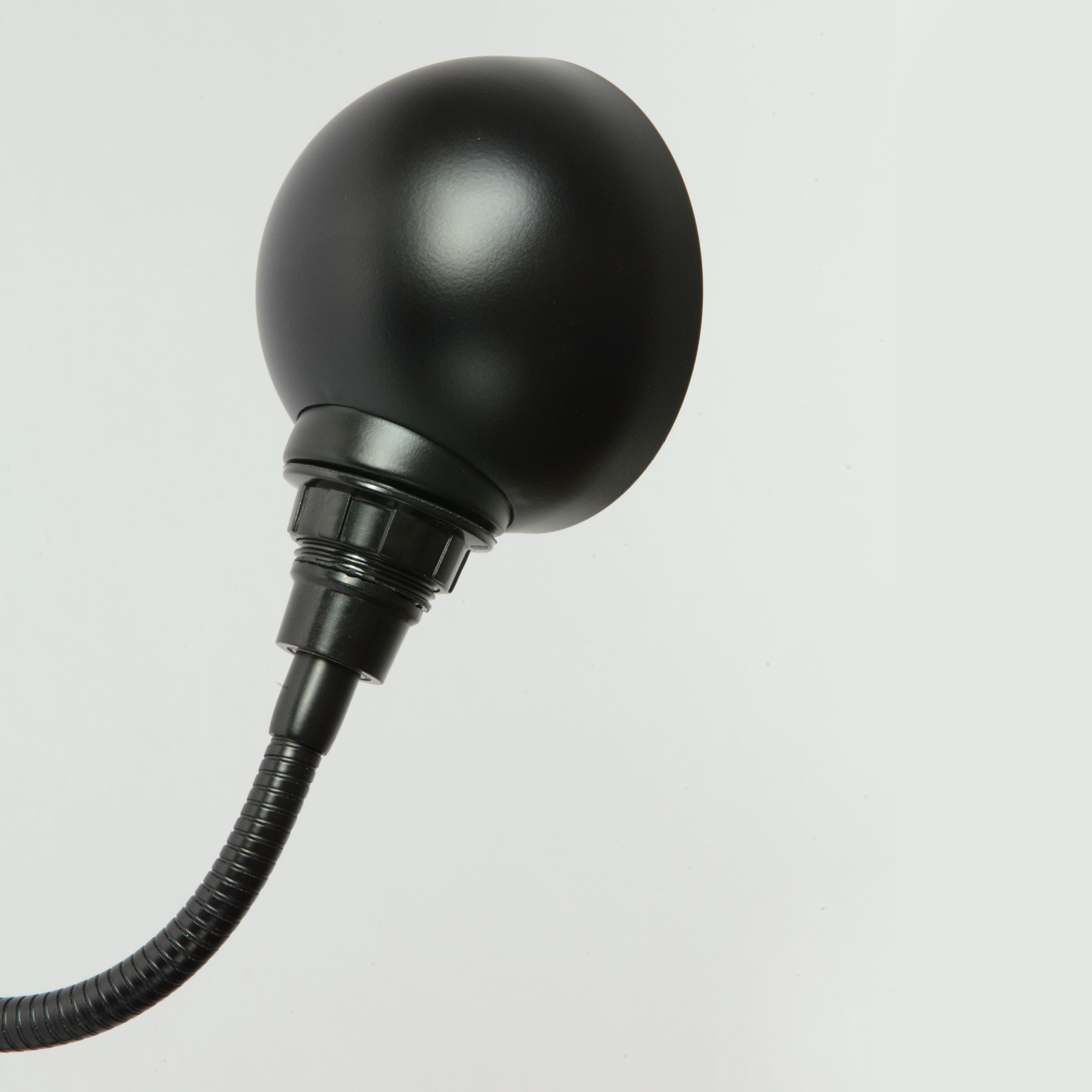 Bild 5: Der Schirm ist drehbar um eine schwarze Bakelitfassung mit Außengewinde Flexible Steckerleuchte GLÜHWÜRMCHEN SCHWARZ mit Halbkugel-Reflektor: Der Schirm ist drehbar um eine schwarze Bakelitfassung mit Außengewinde