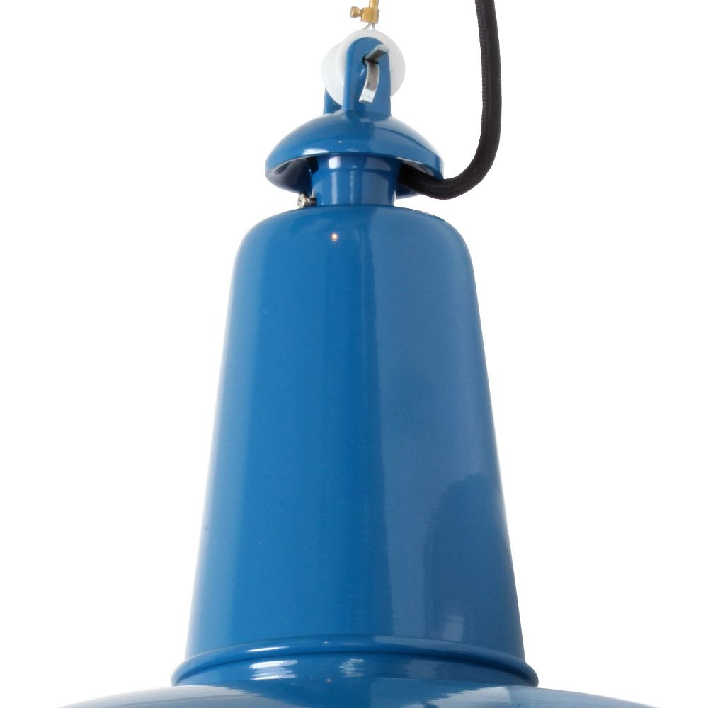 Bild 9: Der charakteristische, hohe Dom der KÖLN-Reflektoren KÖLN Fabrik-Hängeleuchte mit Halbkugel-Blechschirm: Der charakteristische, hohe Dom der KÖLN-Reflektoren