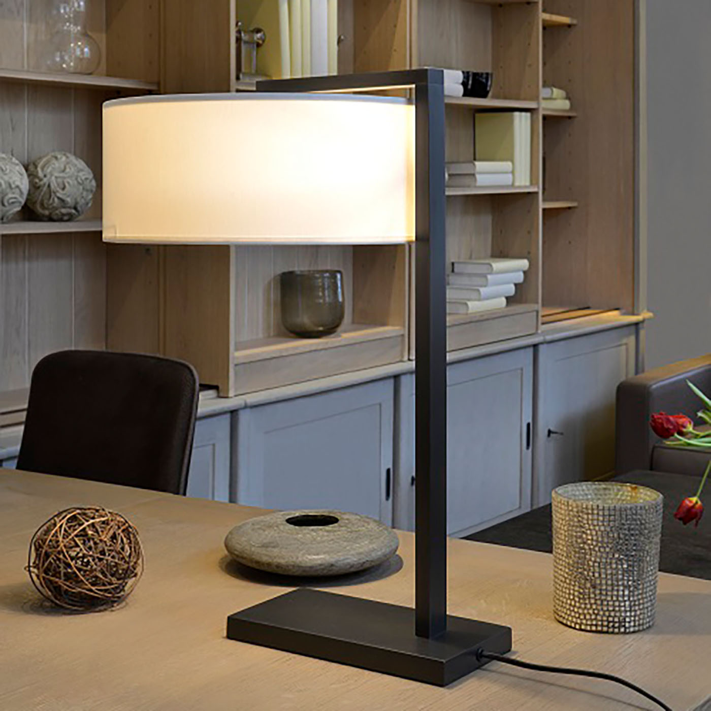 Clean, Modern Table Lamp with Round Fabric Shade L152: Tischleuchte mit rundem Textilschirm, hier in schwarz patiniert