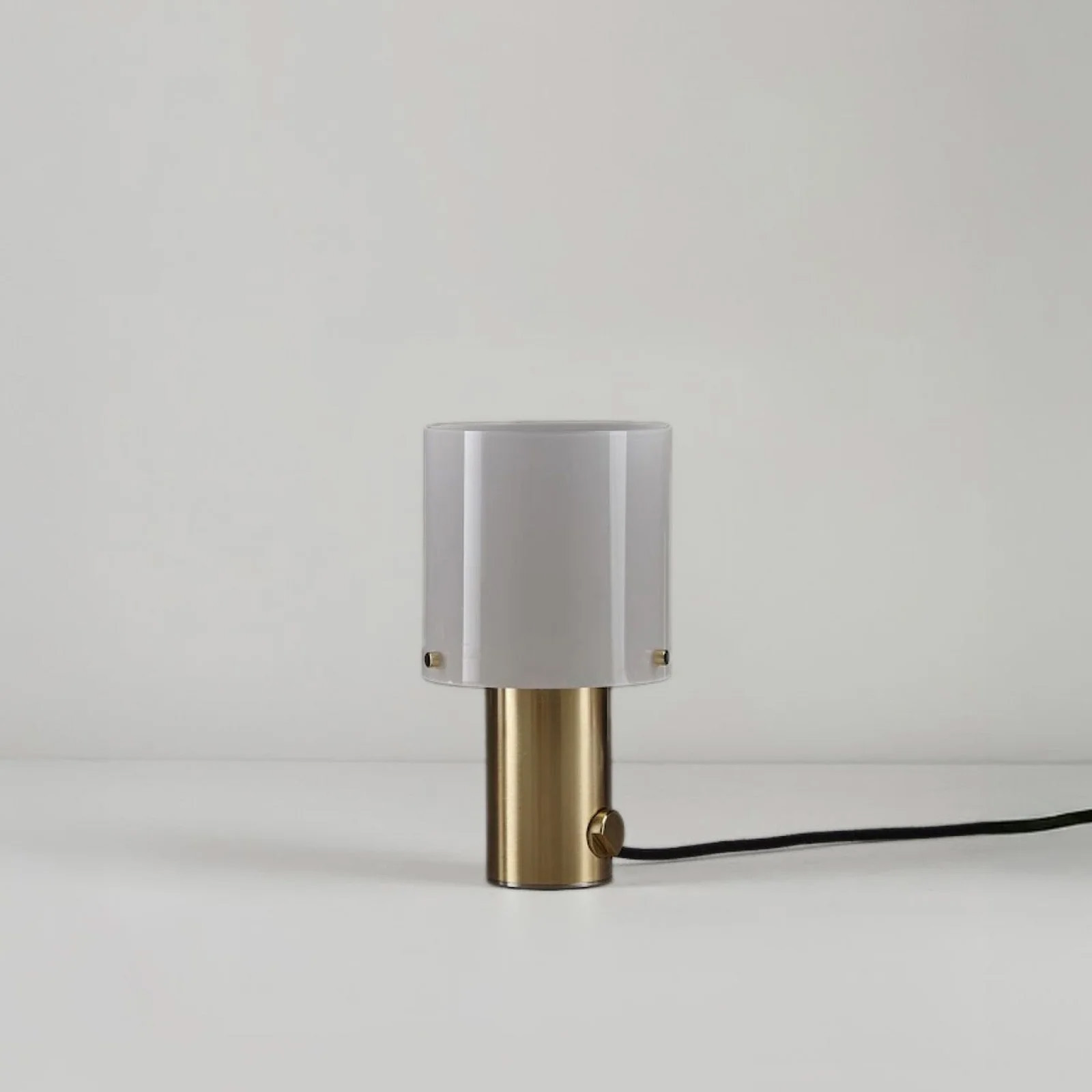 Runde Tischleuchte WALTER mit Messing- oder Kupfersockel und Dimmer, Bild 3