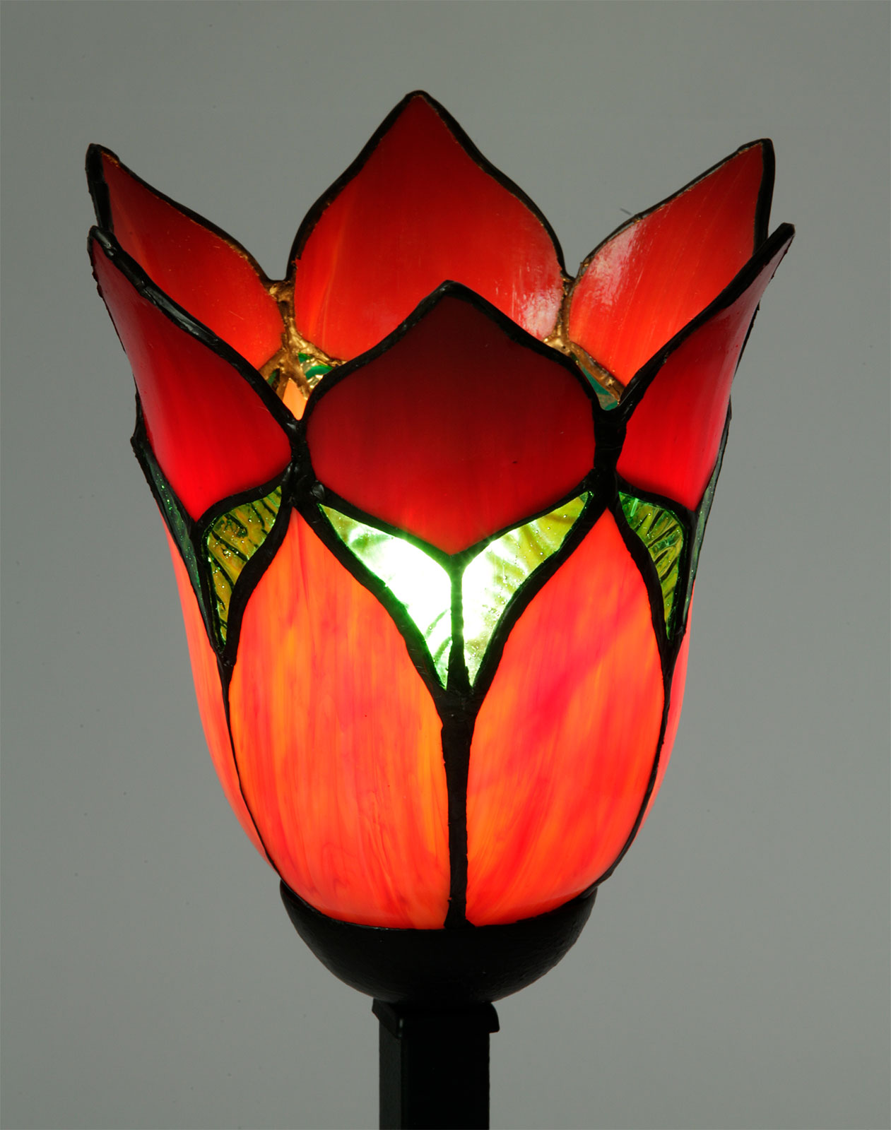 Kleine Tischleuchte mit rotem Blüten-Schirm aus Tiffany-Glas, Bild 3 Kleine Tischleuchte mit rotem Blüten-Schirm aus Tiffany-Glas, Bild 3