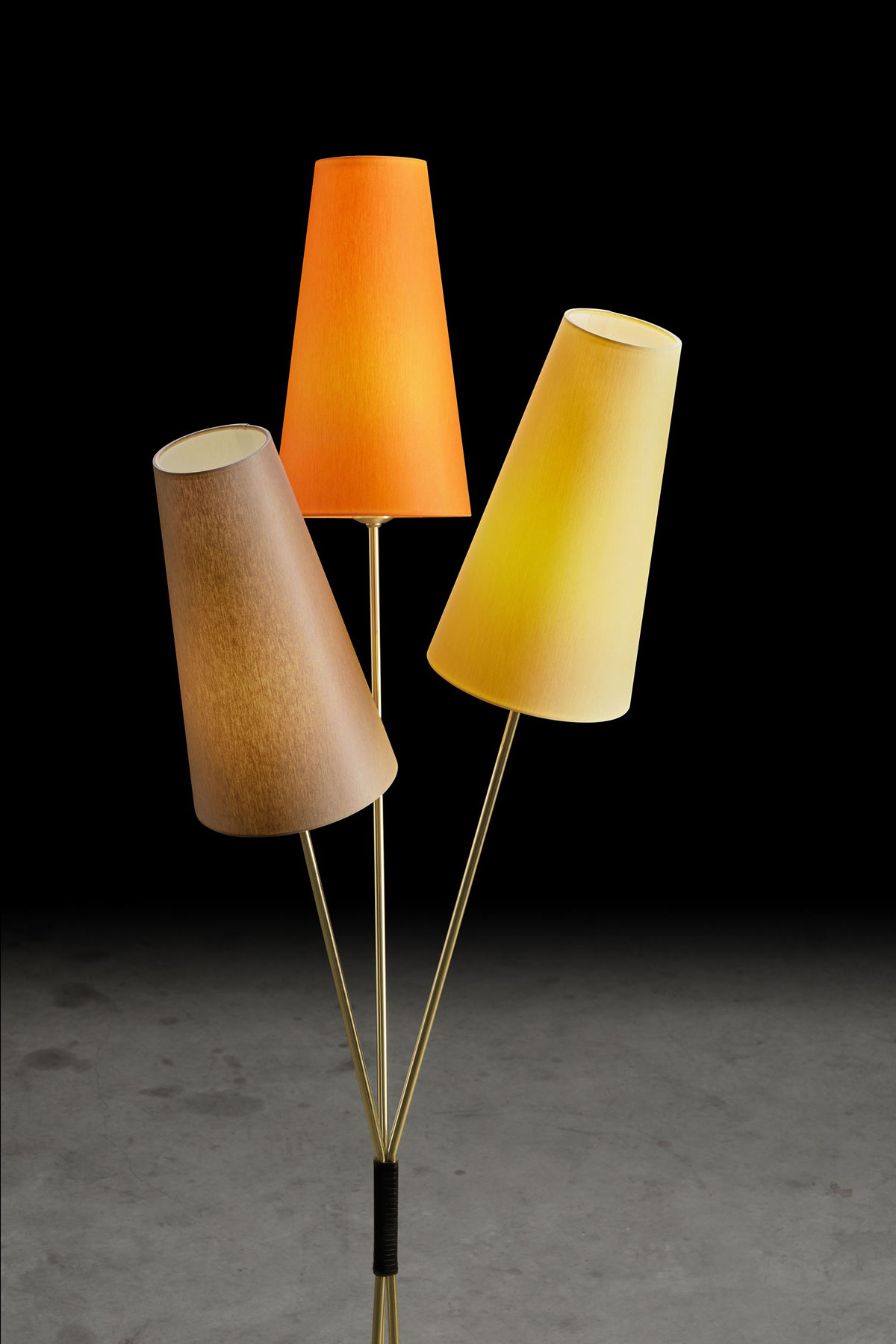 FIFTIES – Stehlampe im 50er Jahre-Look mit drei Schirmen im Bündel, viele Farben: Gestell in Messing matt, Schirme in Orange, Gelb, Taupe